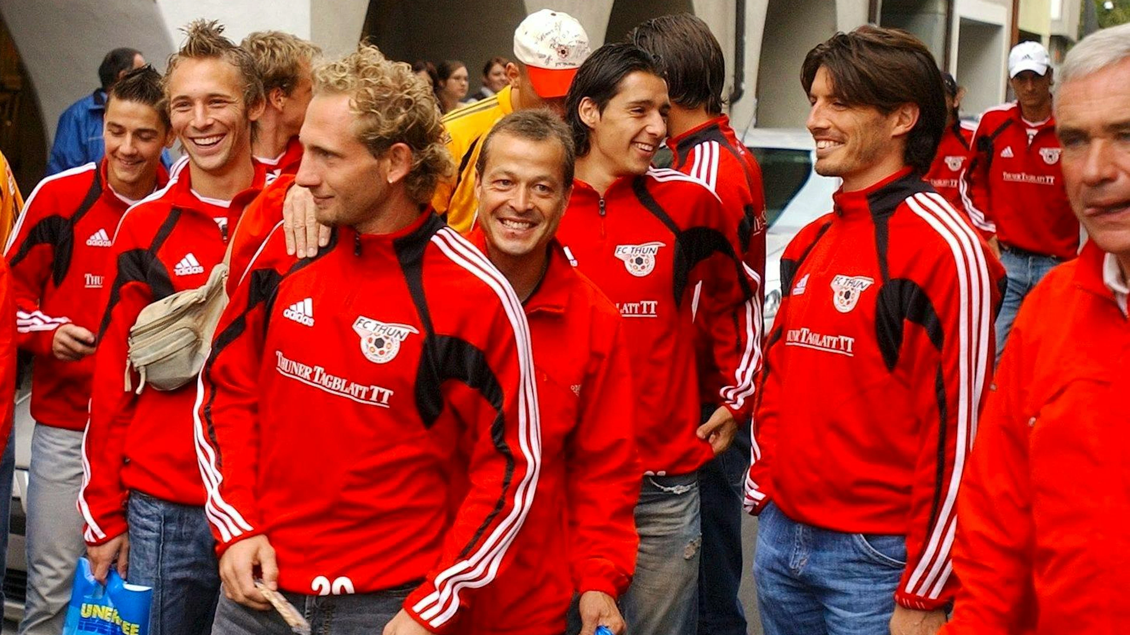 FC Thun 2004: Adrian Moser, Pascal Cerrone, Mauro Lustrinelli, Assistenztrainer Thomas Binggeli, Mario Raimondi, Andreas Gerber und Trainer Hanspeter Latour