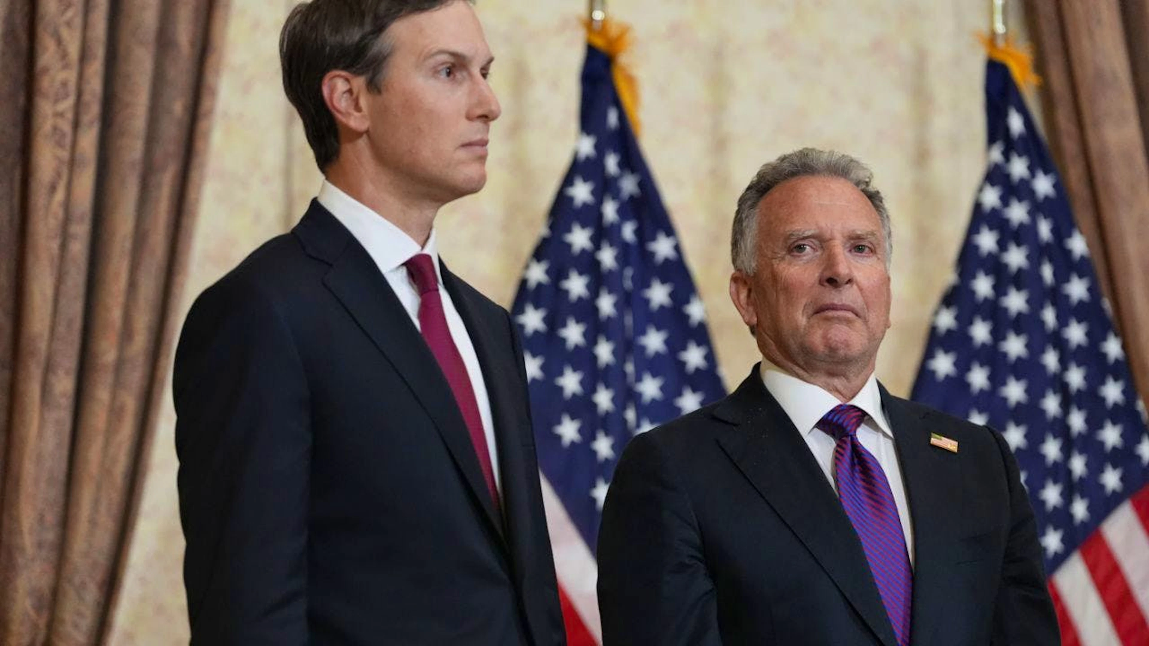 ARCHIV – Jared Kushner (l) und Steve Witkoff, Sondergesandter für Friedensmissionen, hören zu, während US-Vizepräsident Vance während einer Pressekonferenz nach einem Treffen mit Vertretern aus Pakistan und Iran spricht. Foto: Jacquelyn Martin/POOL AP/dpa