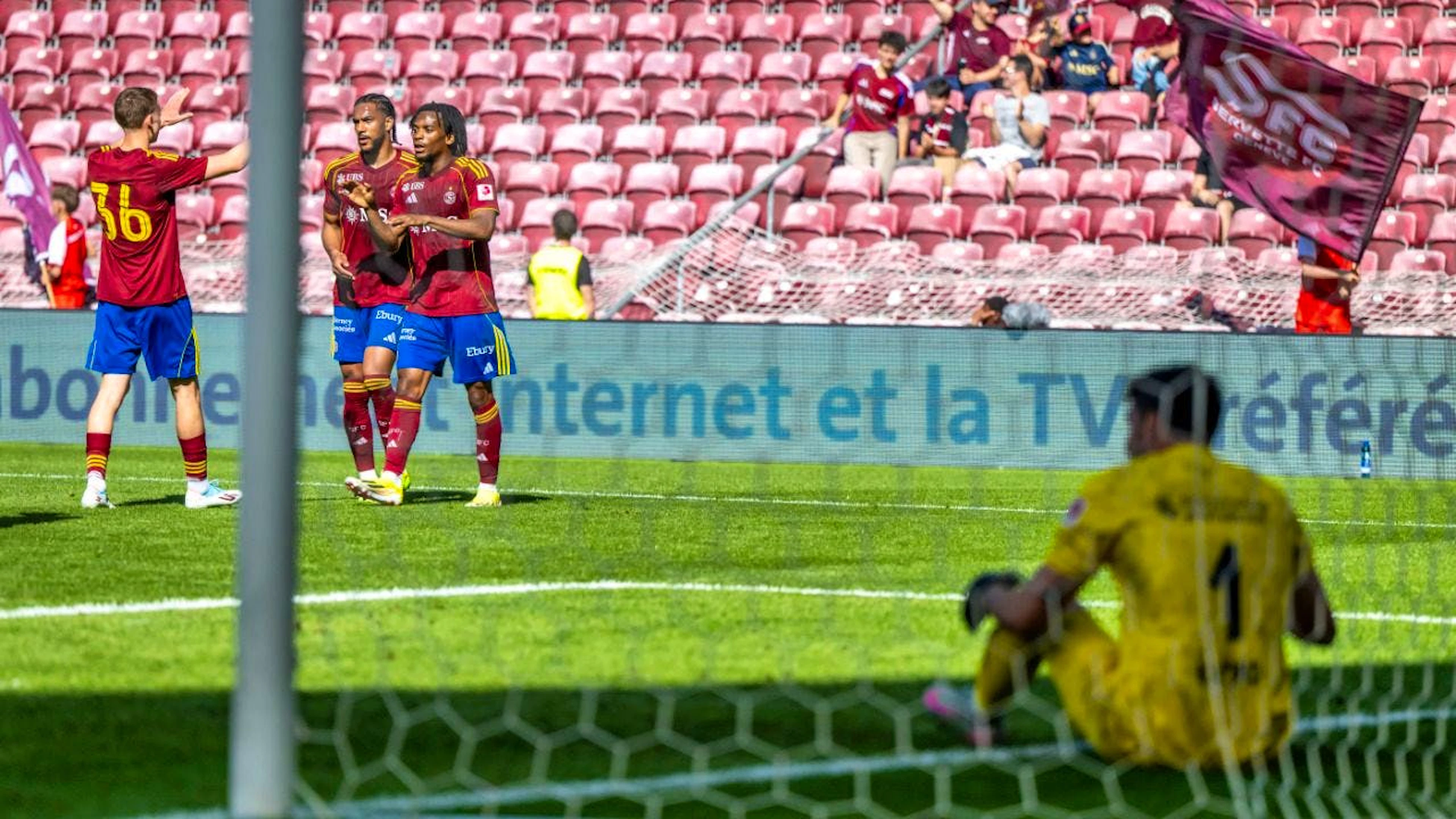 Winterthurs Goalie Stefanos Kapino hat den Durchblick in Genf für einmal nicht