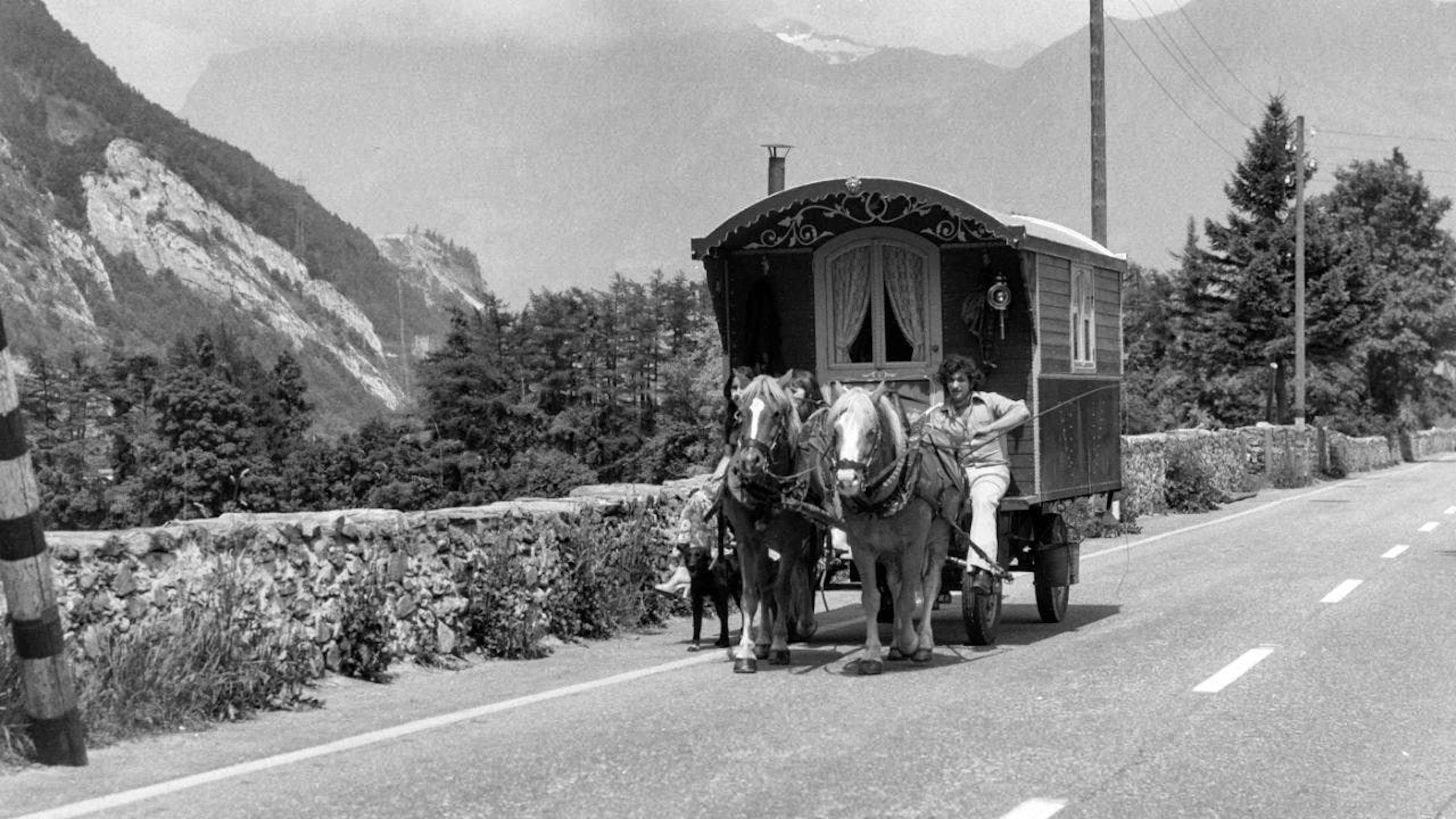 Until 1973, around 2000 children from Yenish and Sinti families were forcibly placed in Switzerland. The picture shows a Yenish family on the road in Graubünden in 1978. (Archive)