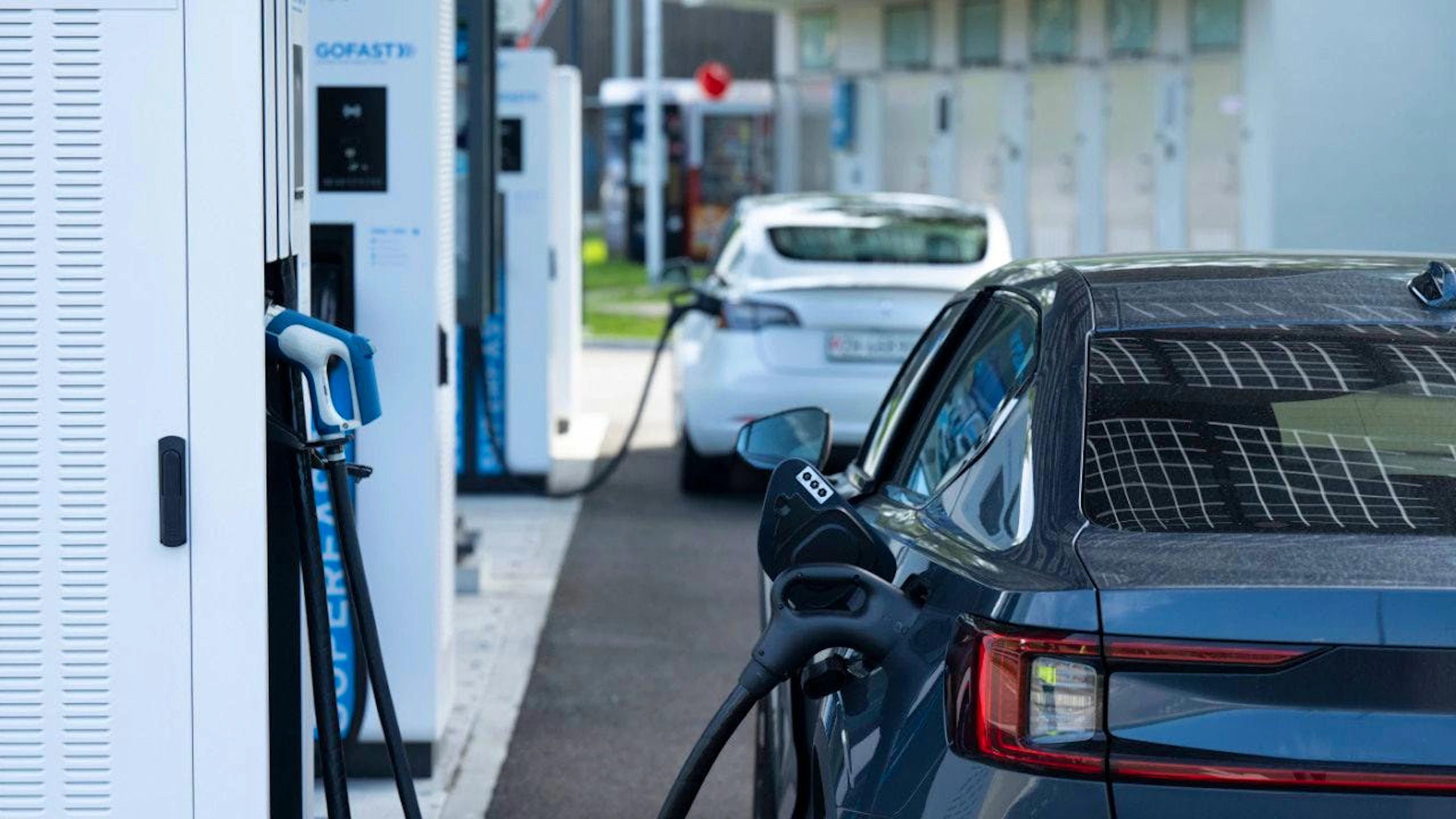 Aufgrund der steigenden Ölpreise gewinnen Elektroautos an Beliebtheit. (Symbolbild)