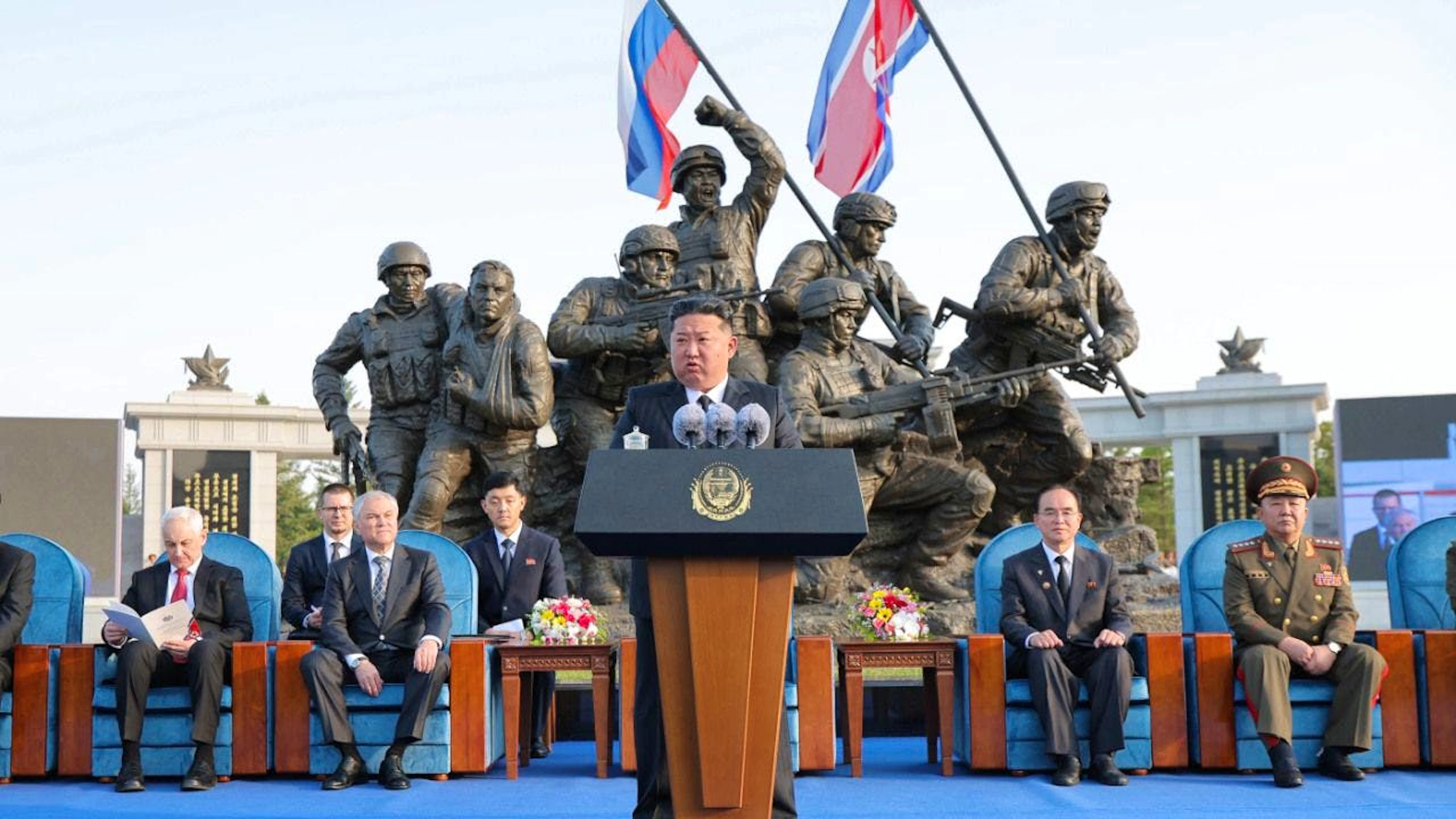 HANDOUT – Die von der staatlichen nordkoreanischen Nachrichtenagentur KCNA zur Verfügung gestellte Aufnahme zeigt Kim Jong Un, Machthaber in Nordkorea, bei einer Rede während der Einweihungszeremonie des Museums für militärische Auslandsoperationen und Kampferfolge in Pjöngjang. Foto: Uncredited/KCNA/KNS/dpa – ACHTUNG: Nur zur redaktionellen Verwendung und nur mit vollständiger Nennung des vorstehenden Credits