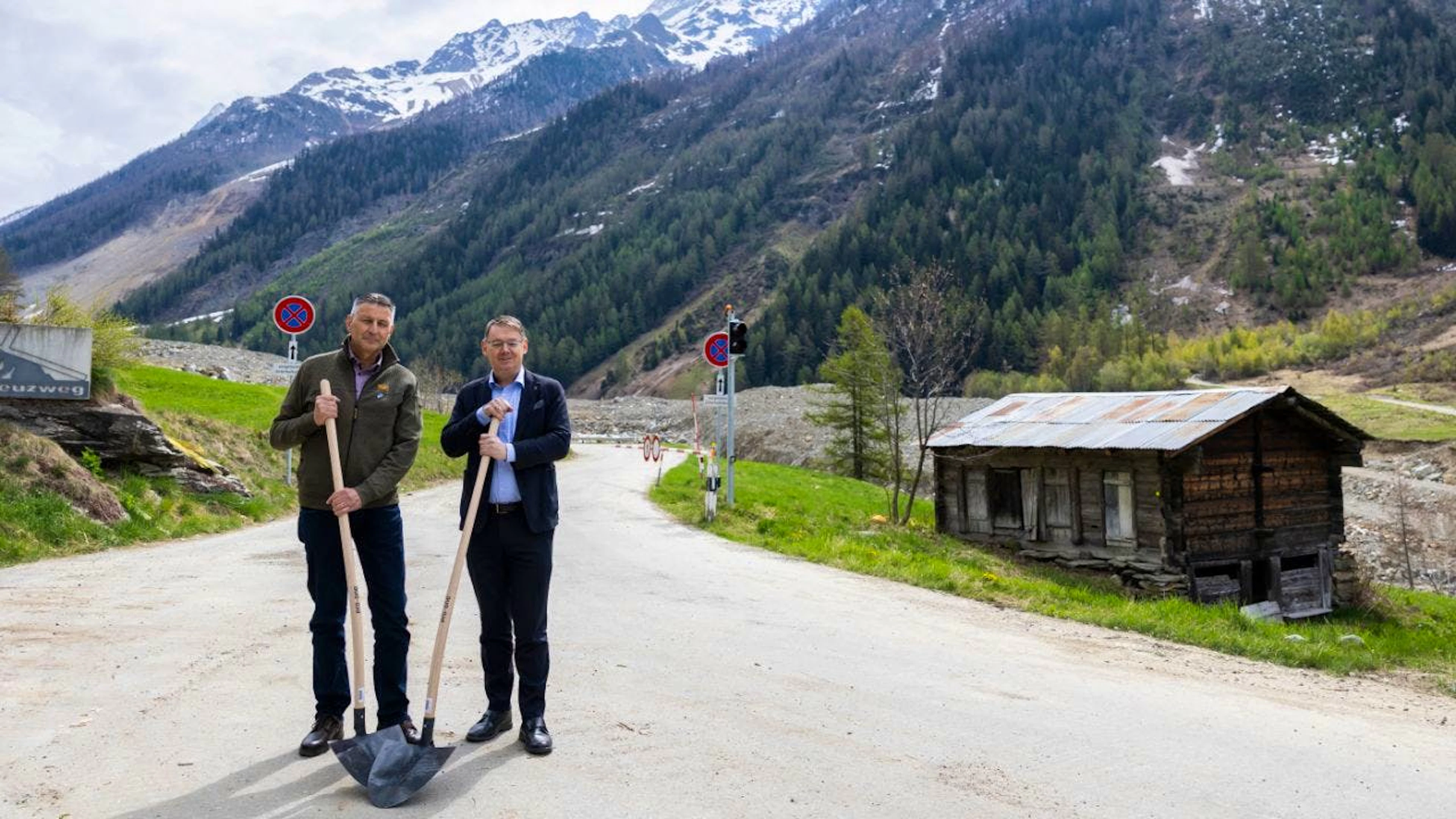Le premier coup de pioche a officiellement été donné mardi à proximité du cône d'éboulis et du tracé de la future route cantonale «RC24».