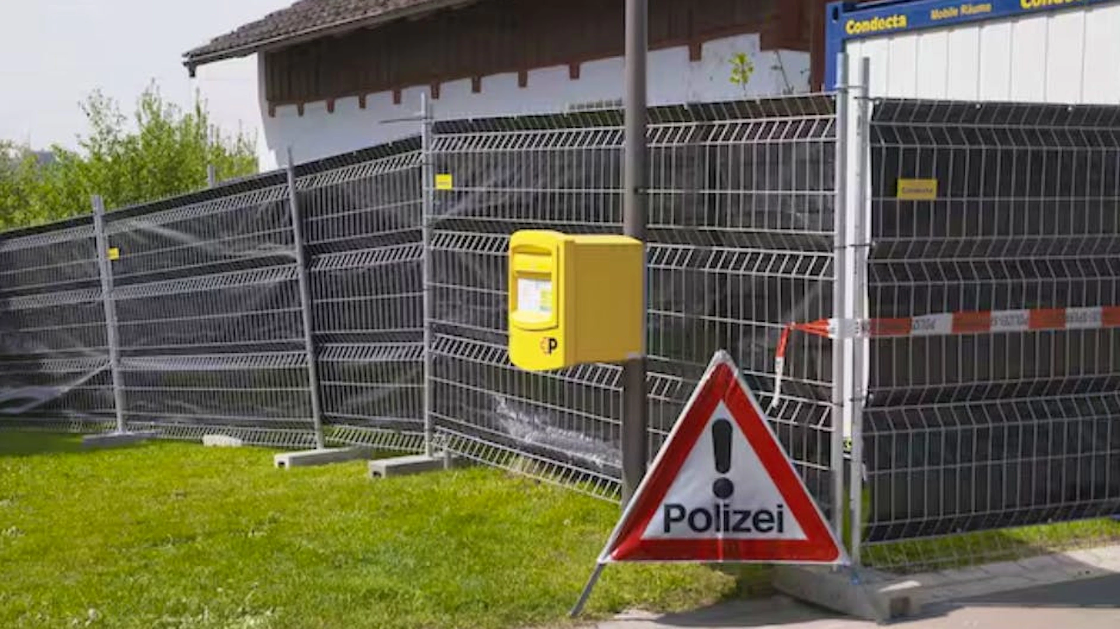 Die Polizei hat das Gelände abgesperrt.