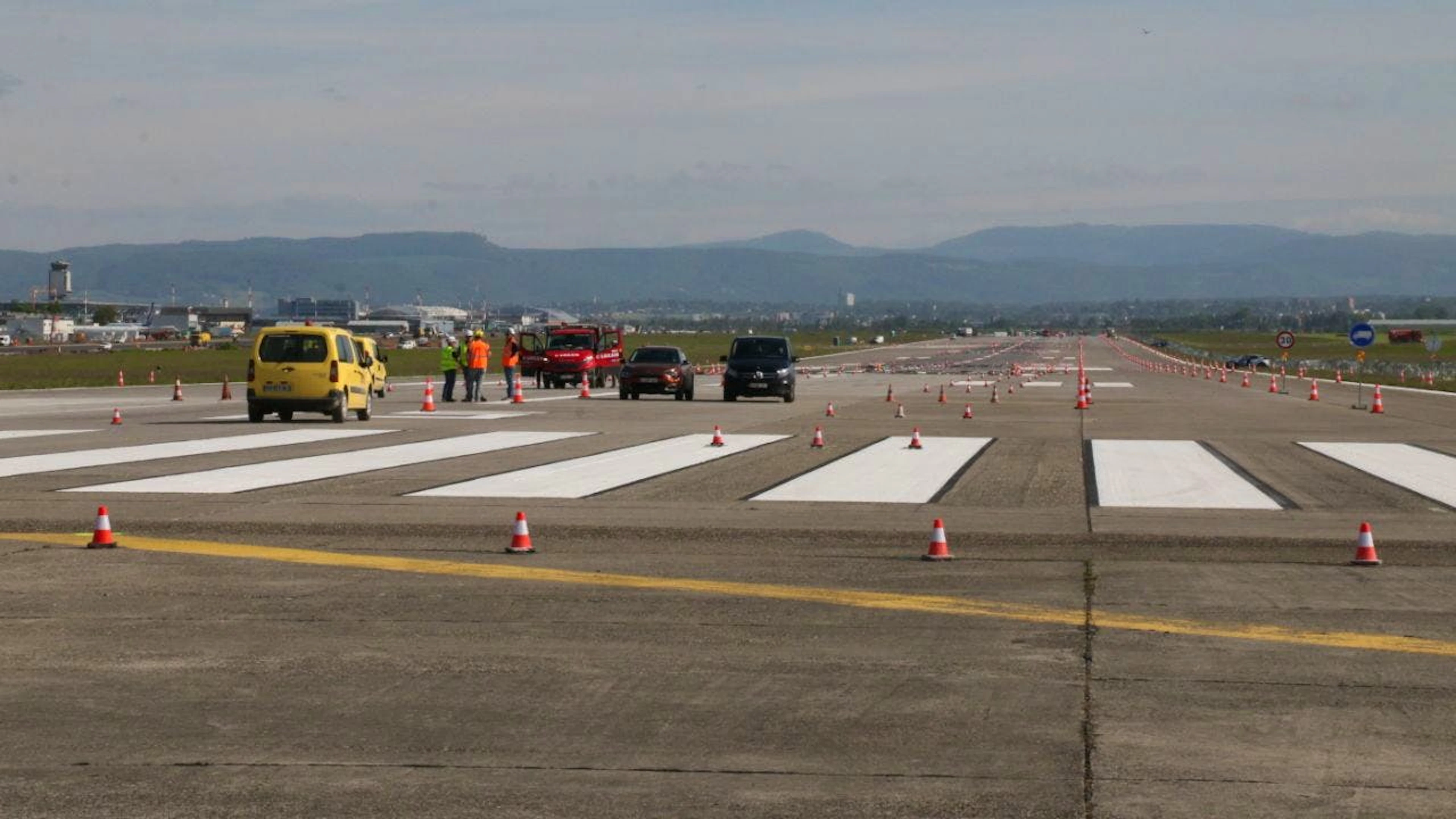 Blick vom nördlichen Ende in Richtung Süden auf die für Sanierungsarbeiten gesperrte Hauptpiste des Euroairport Basel-Mulhouse-Freiburg am 29. April 2026.