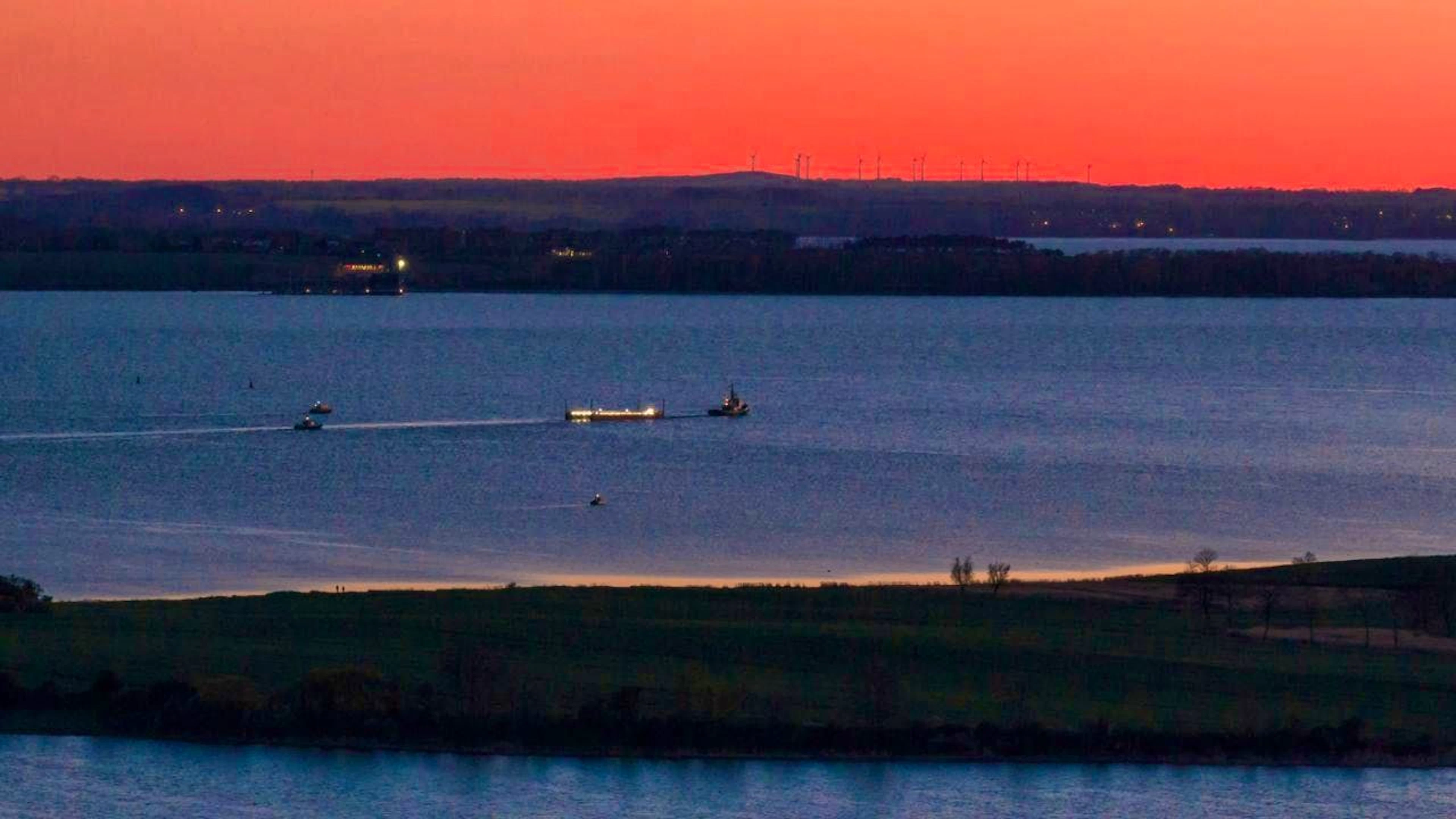 dpatopbilder - The ship "Robin Hood" pulls the barge with the beached whale off Wismar. Photo: Bodo Marks/dpa