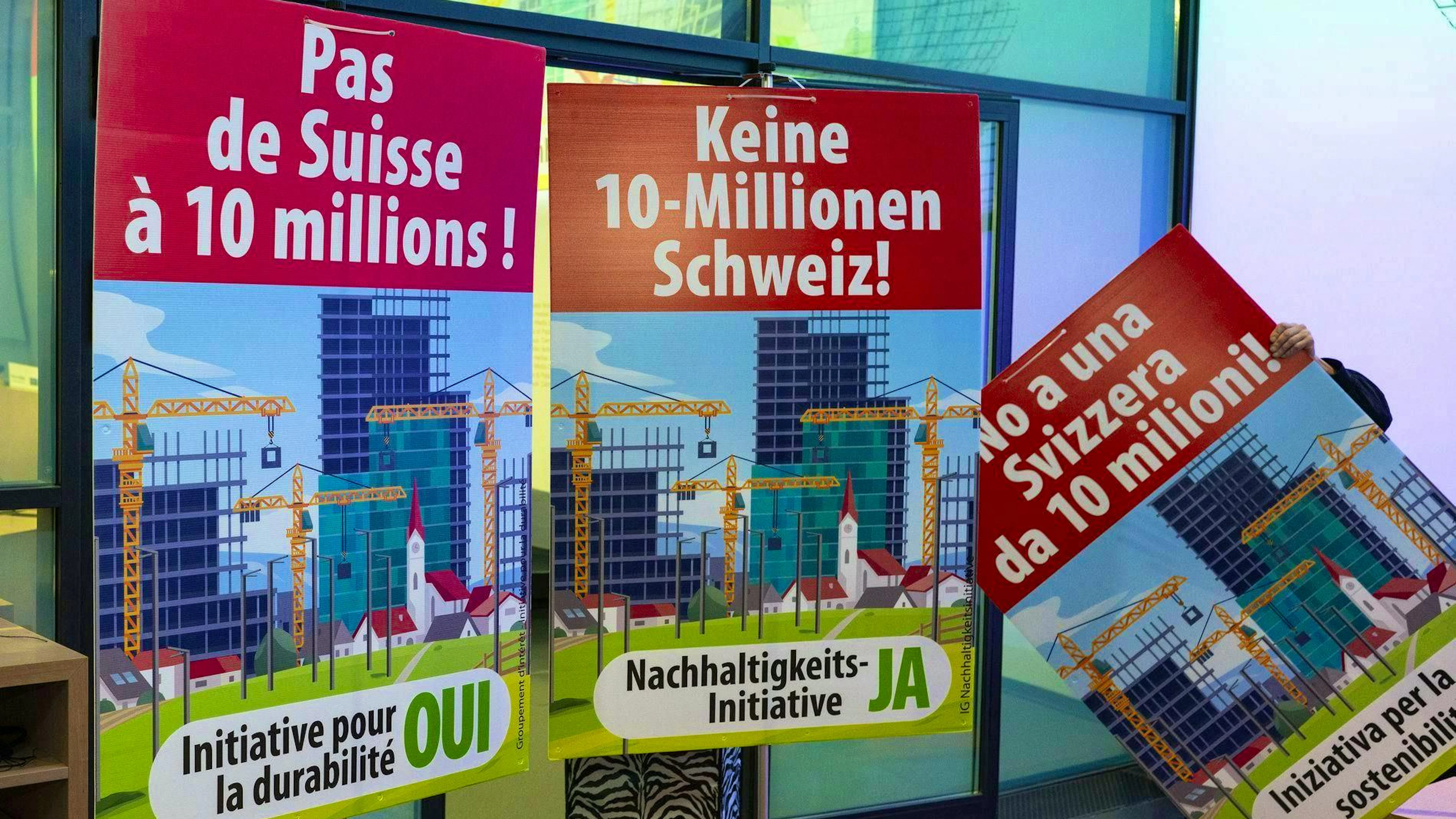 The SVP uses posters like these to promote its "sustainability initiative". (archive picture)