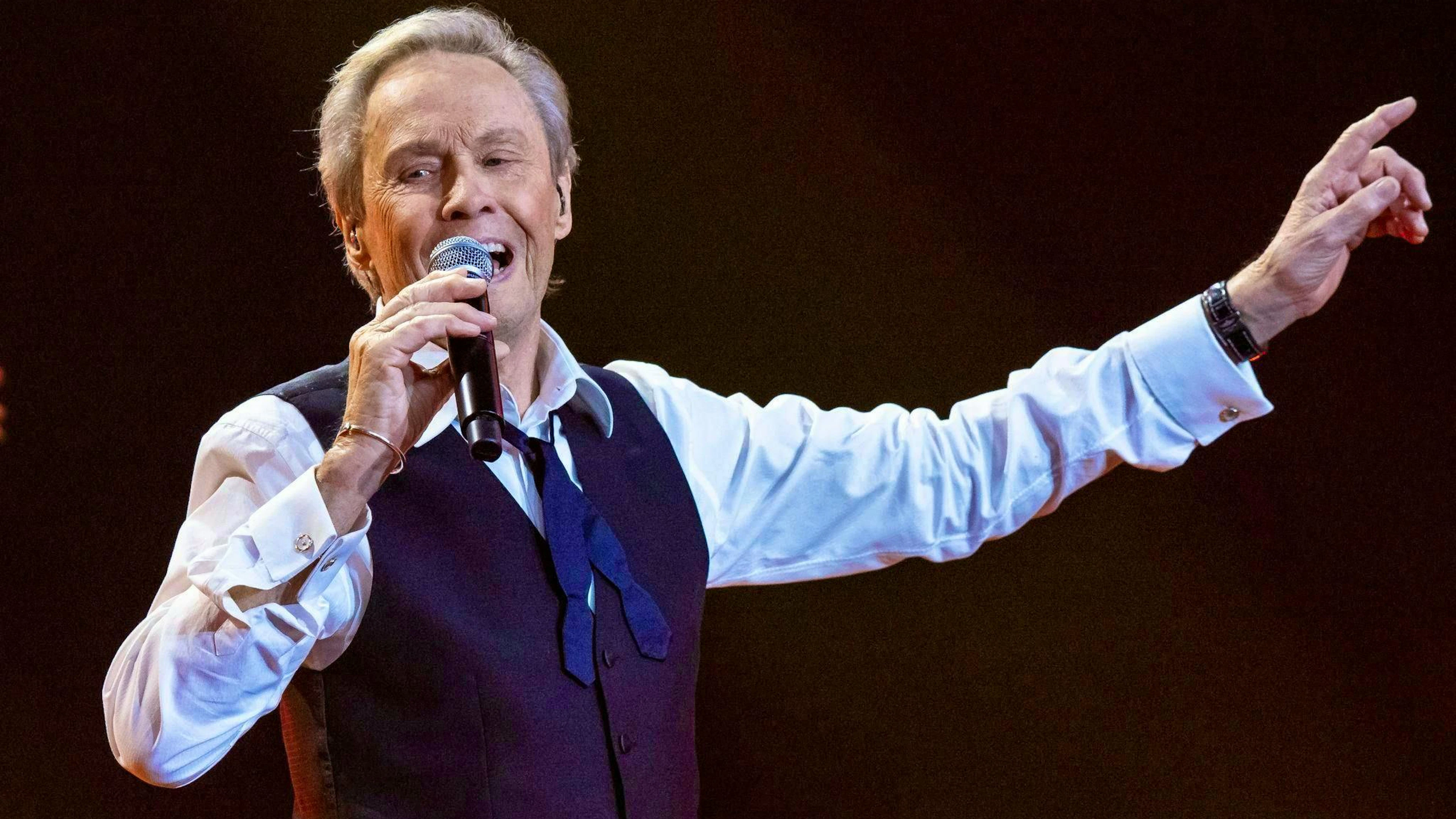 Peter Kraus has already gone on seven farewell tours. Now the 87-year-old pop icon is returning to the stage - together with his son Mike.