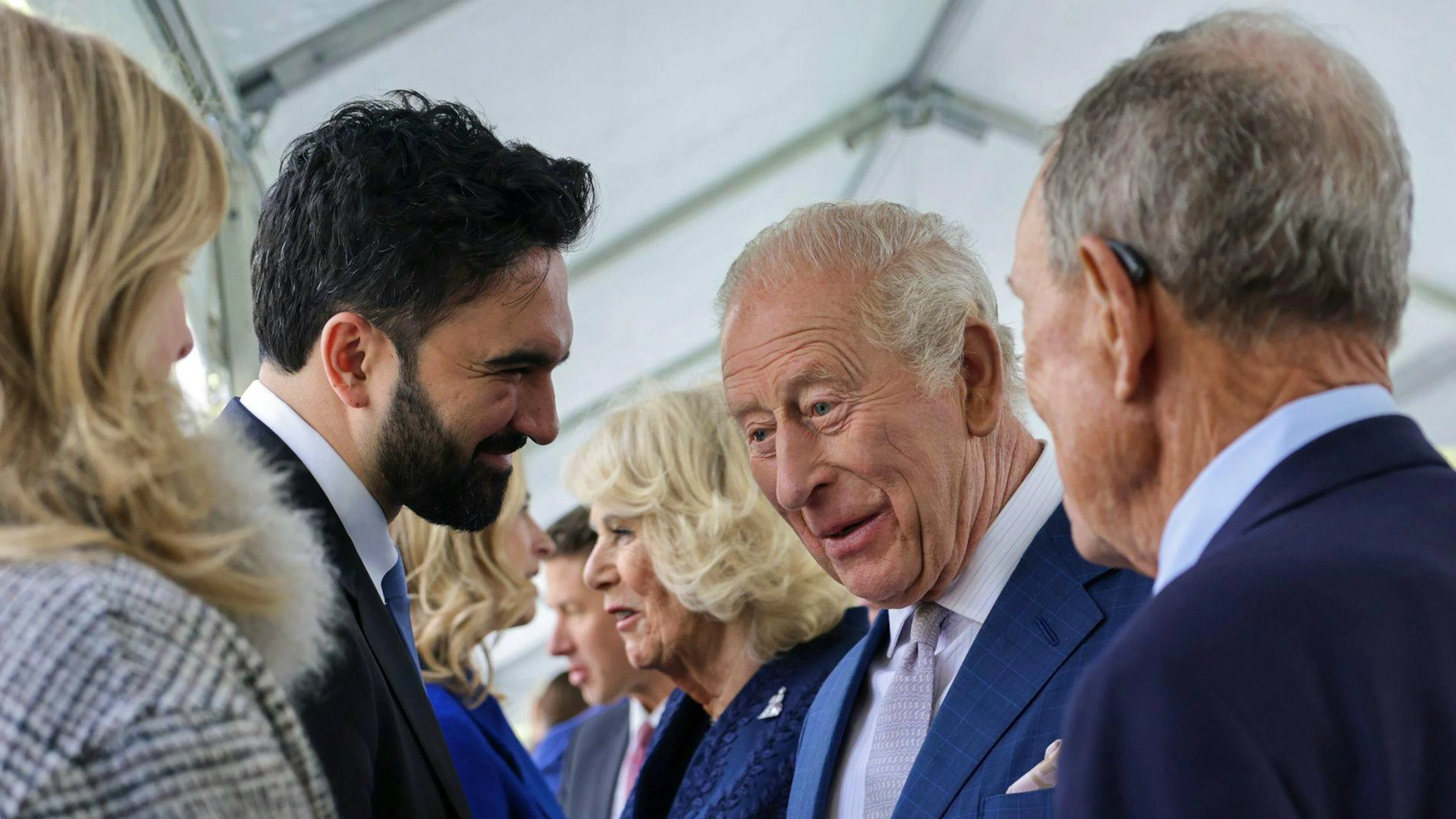 König Charles III. mit Zohran Mamdani, dem Bürgermeister von York, am Mittwoch in Manhattan. Zwischen ihnen Königin Camilla.