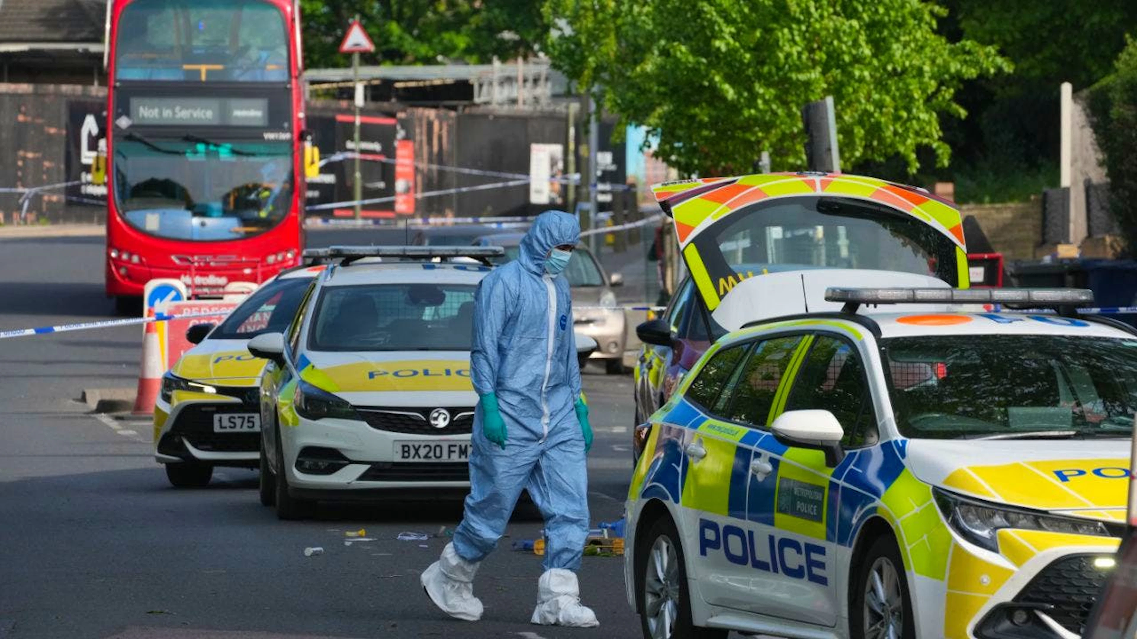 Beamte der Spurensicherung durchsuchen die Gegend, nachdem zwei Menschen im Stadtteil Golders Green bei einem Messerangriff verletzt worden sind. Foto: Kin Cheung/AP/dpa