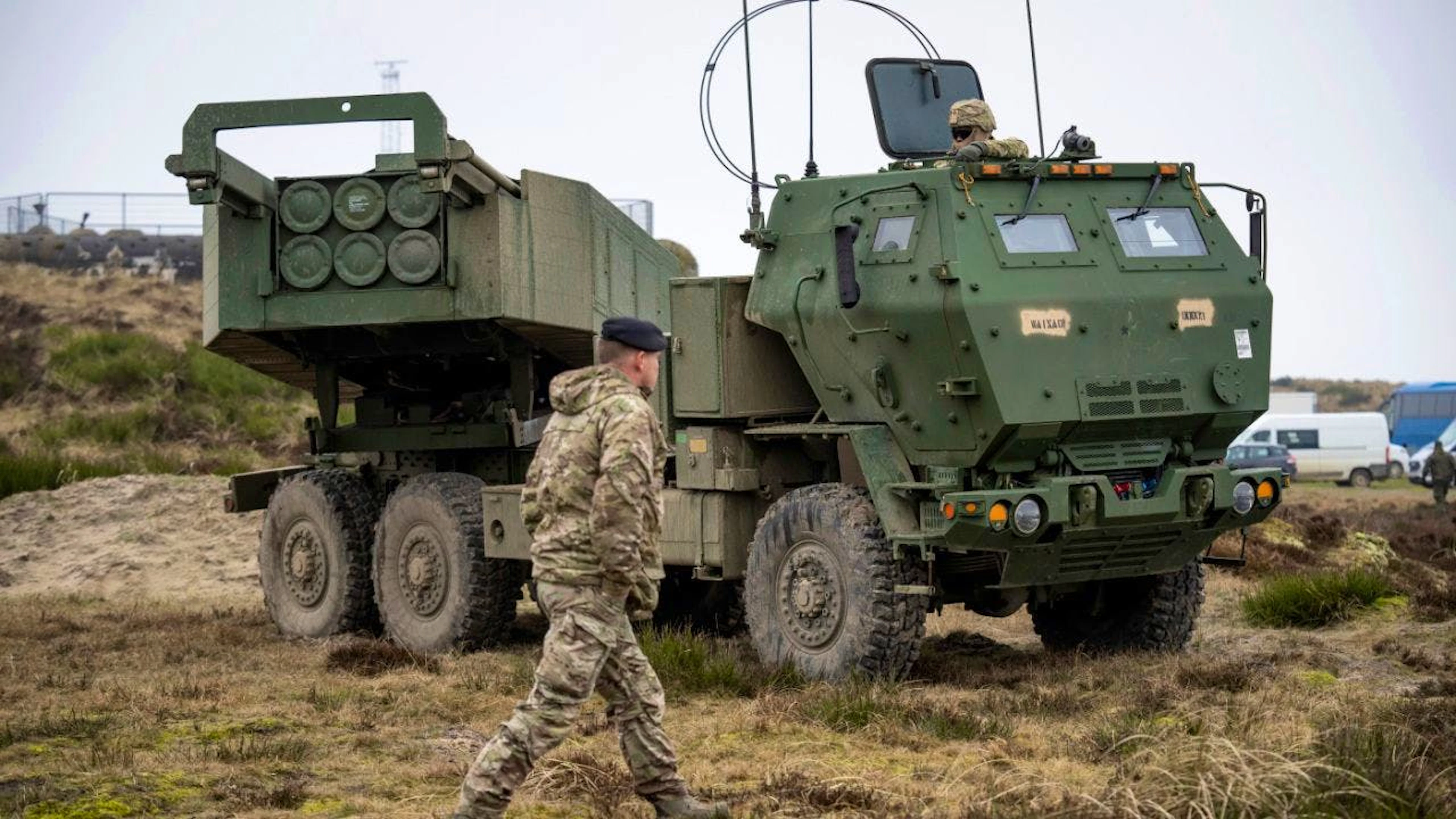 ARCHIV – Ein M142 High Mobility Artillery Rocket System (Himars) bei einer Militärübung. Foto: Bo Amstrup/Ritzau Scanpix Foto/AP/dpa/Archivbild