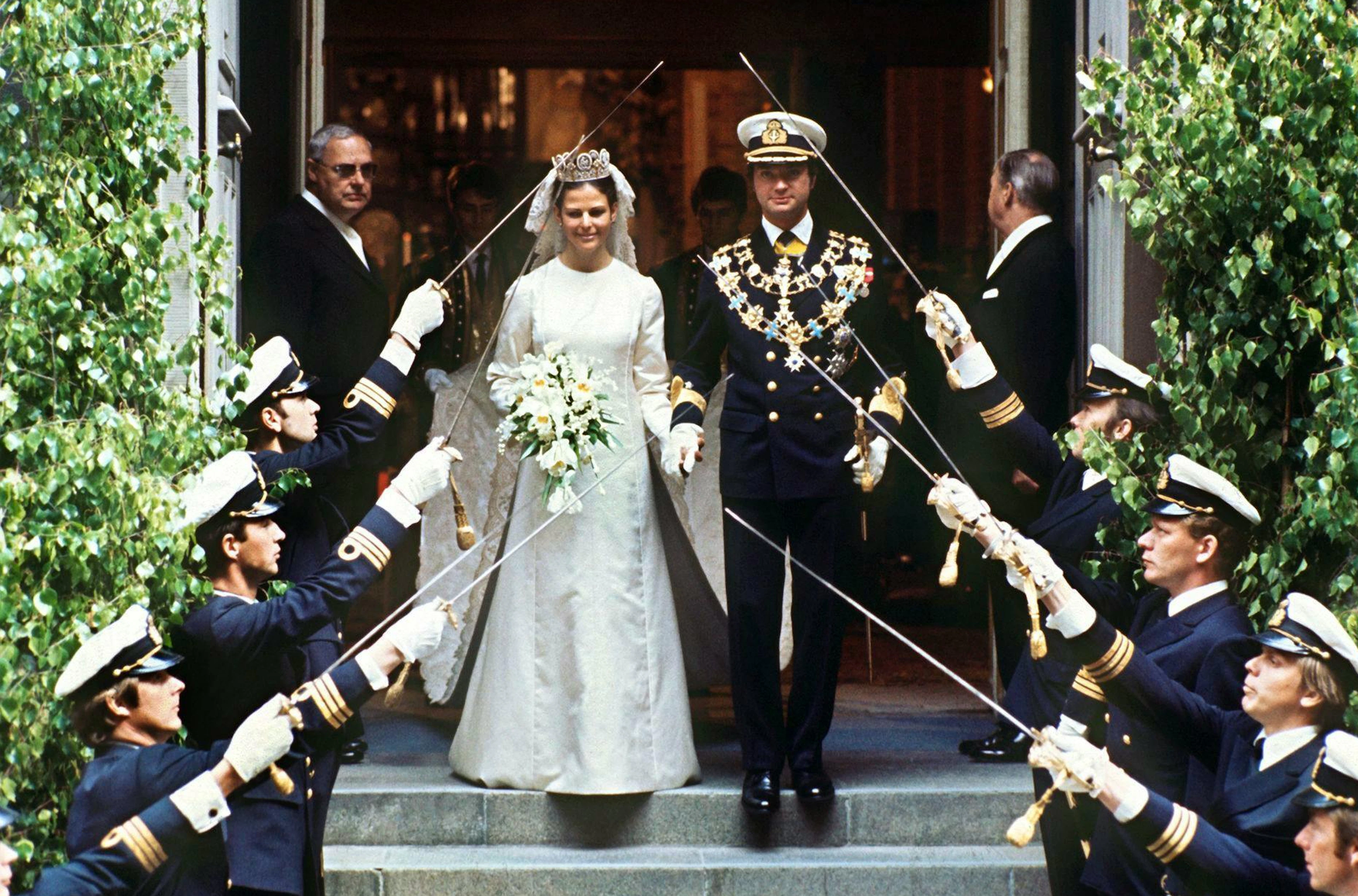 Die Bürgerliche Silvia Sommerlath hatte Carl Gustaf bei den Olympischen Spielen in München 1972 kennen- und liebengelernt. Mit der Verlobung im März 1976 und der Hochzeit im selben Sommer tauchte sie schliesslich ganz in die royale Welt ein.