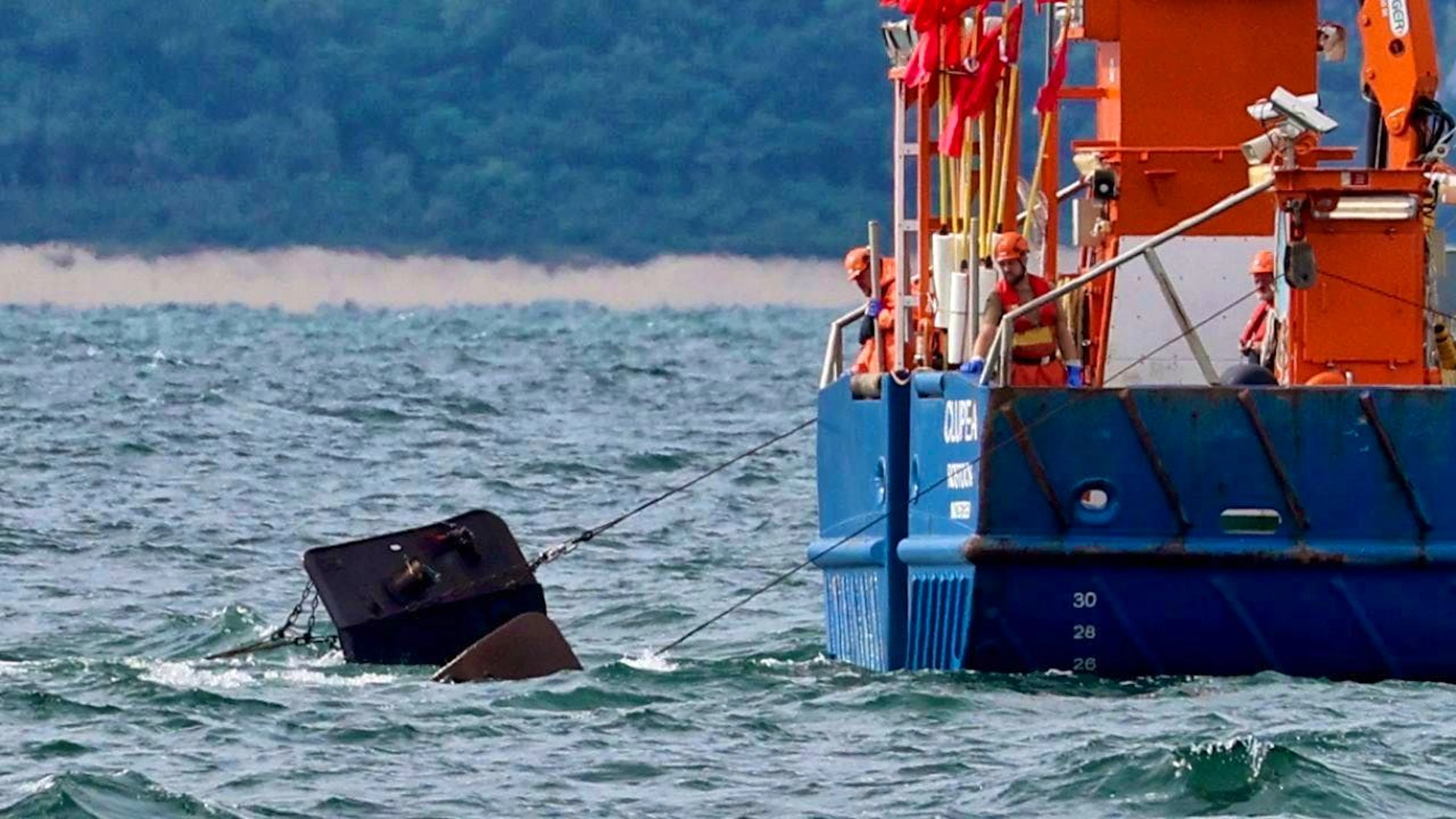 In bottom trawling, ships drag nets across the seabed - regularly in Europe's protected zones. (Archive image)