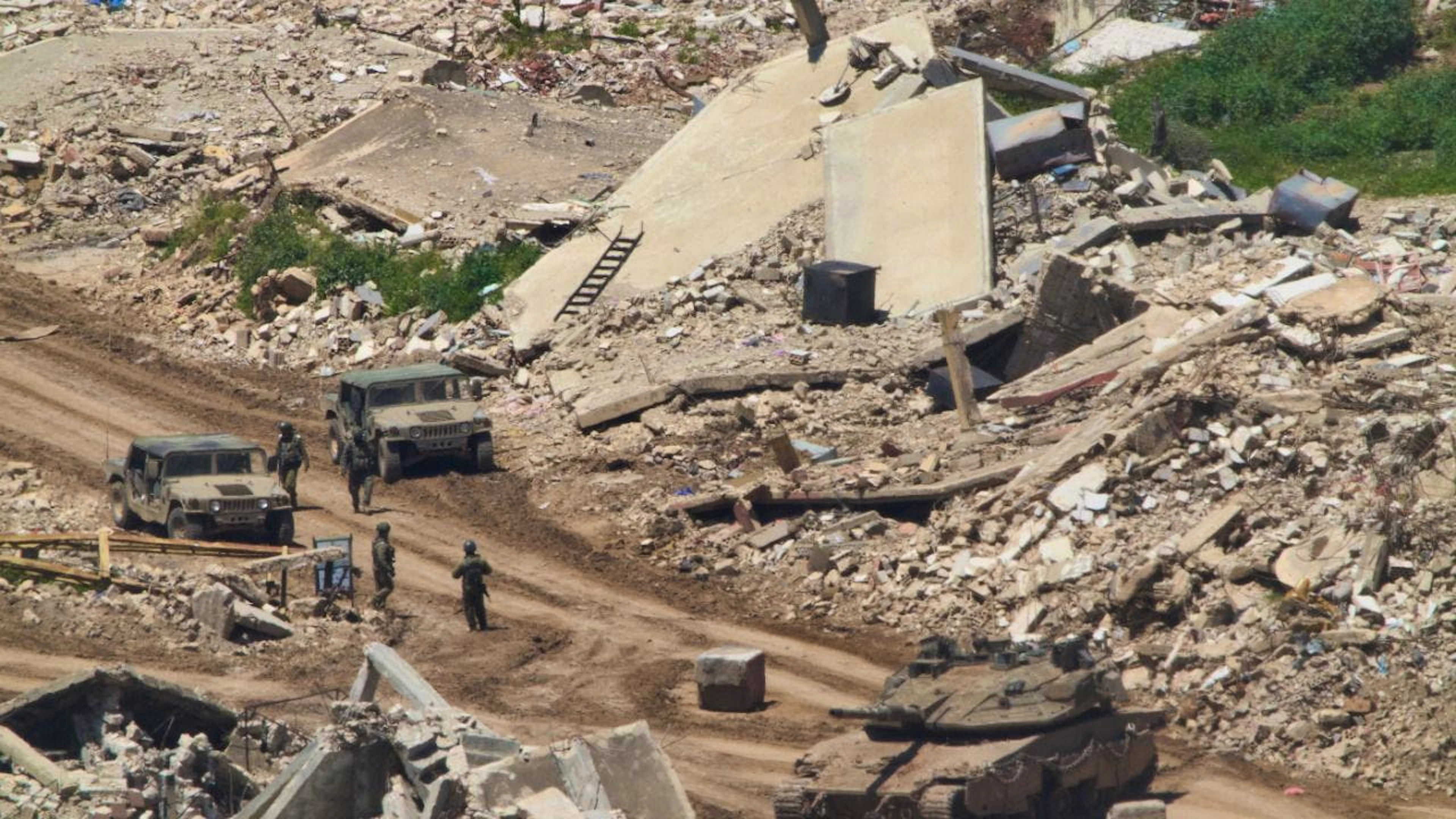 Israelische Soldaten operieren im Südlibanon, gesehen von Nordisrael aus. Foto: Ariel Schalit/AP/dpa