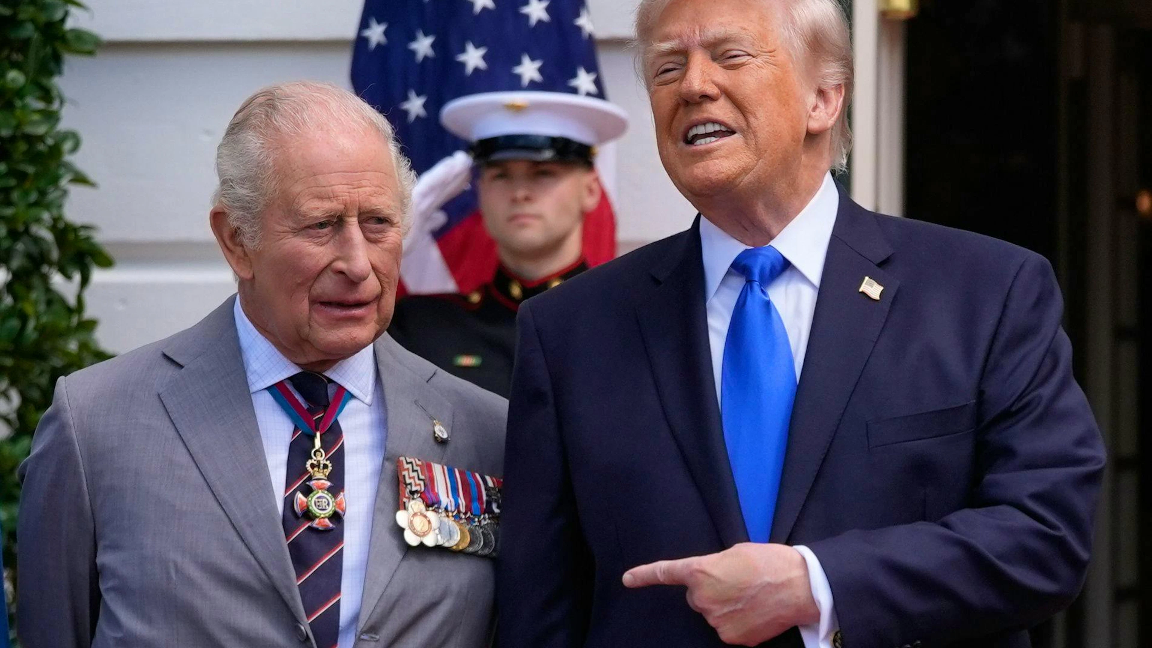 Bien qu'ils aient des caractères très éloignés, Charles et le président Donald Trump, âgés respectivement de 77 et 79 ans, ont semblé partager une certaine complicité.