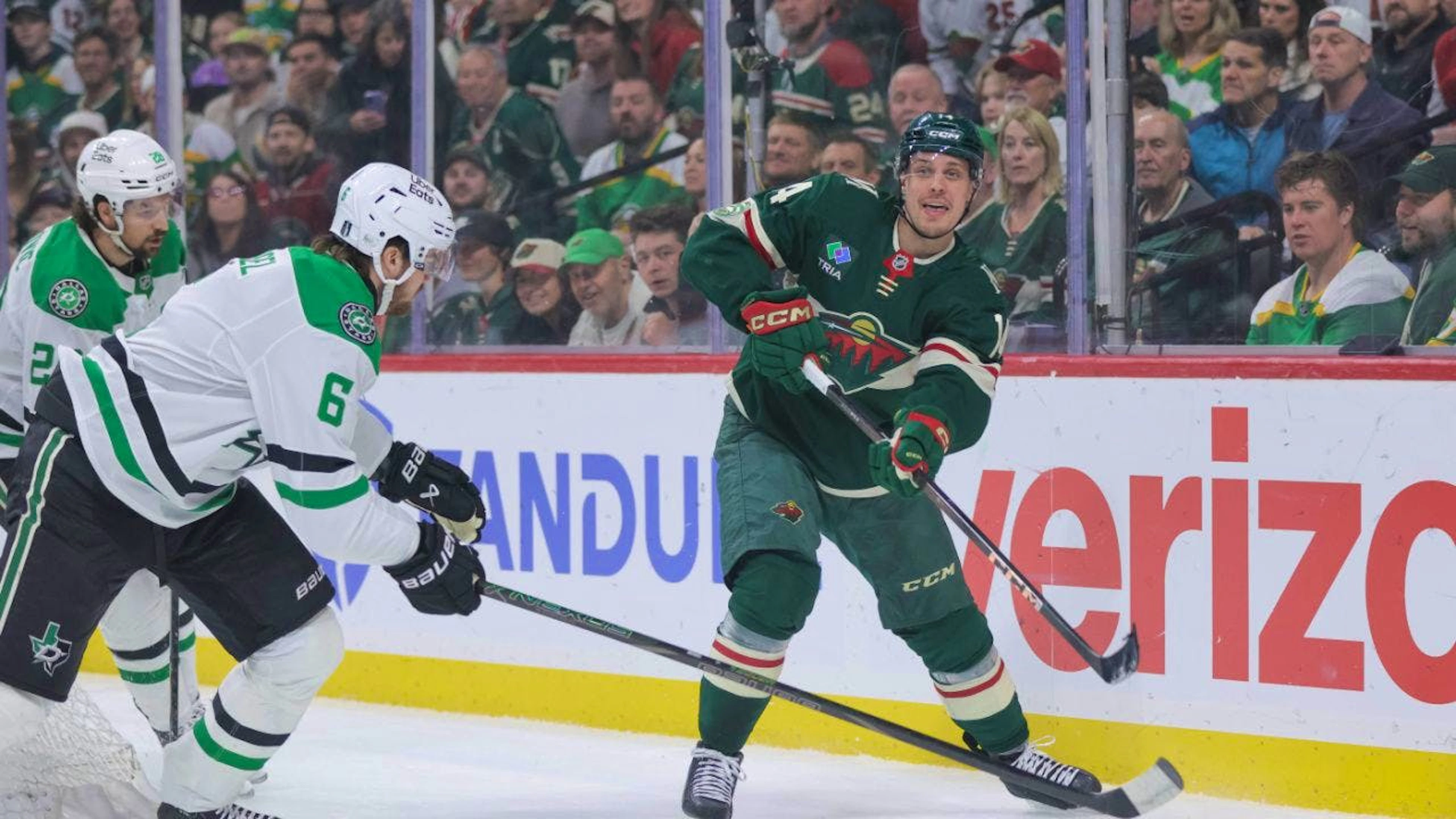 Für Lian Bichsel (links mit der Nummer 6) und die Dallas Stars sind die Playoffs nach der ersten Runde beendet.