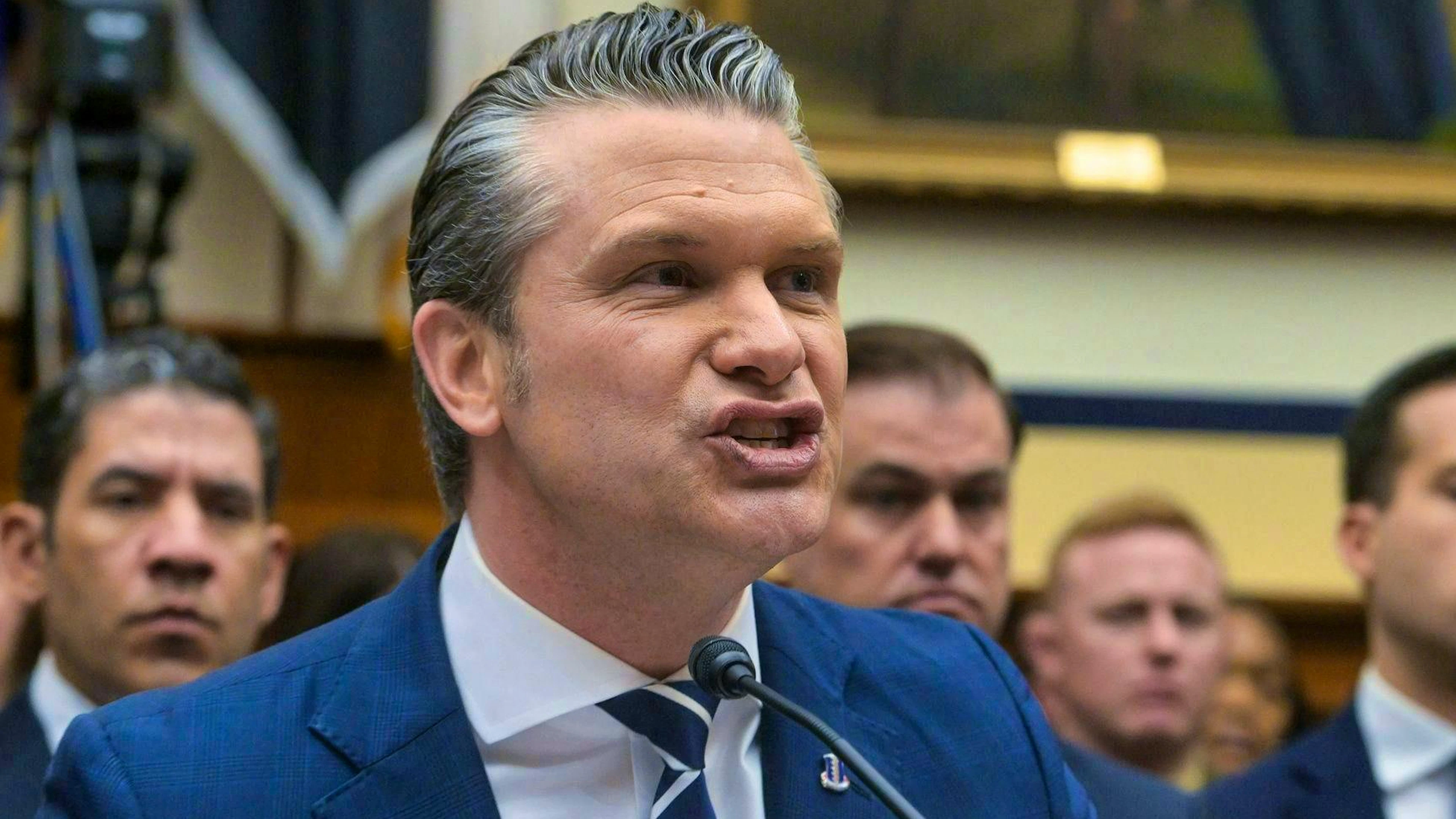 Une image vaut mille mots : Pete Hegseth doit répondre aux questions de la <em>House Committee on Armed Services</em> au Congrès le 29 avril.