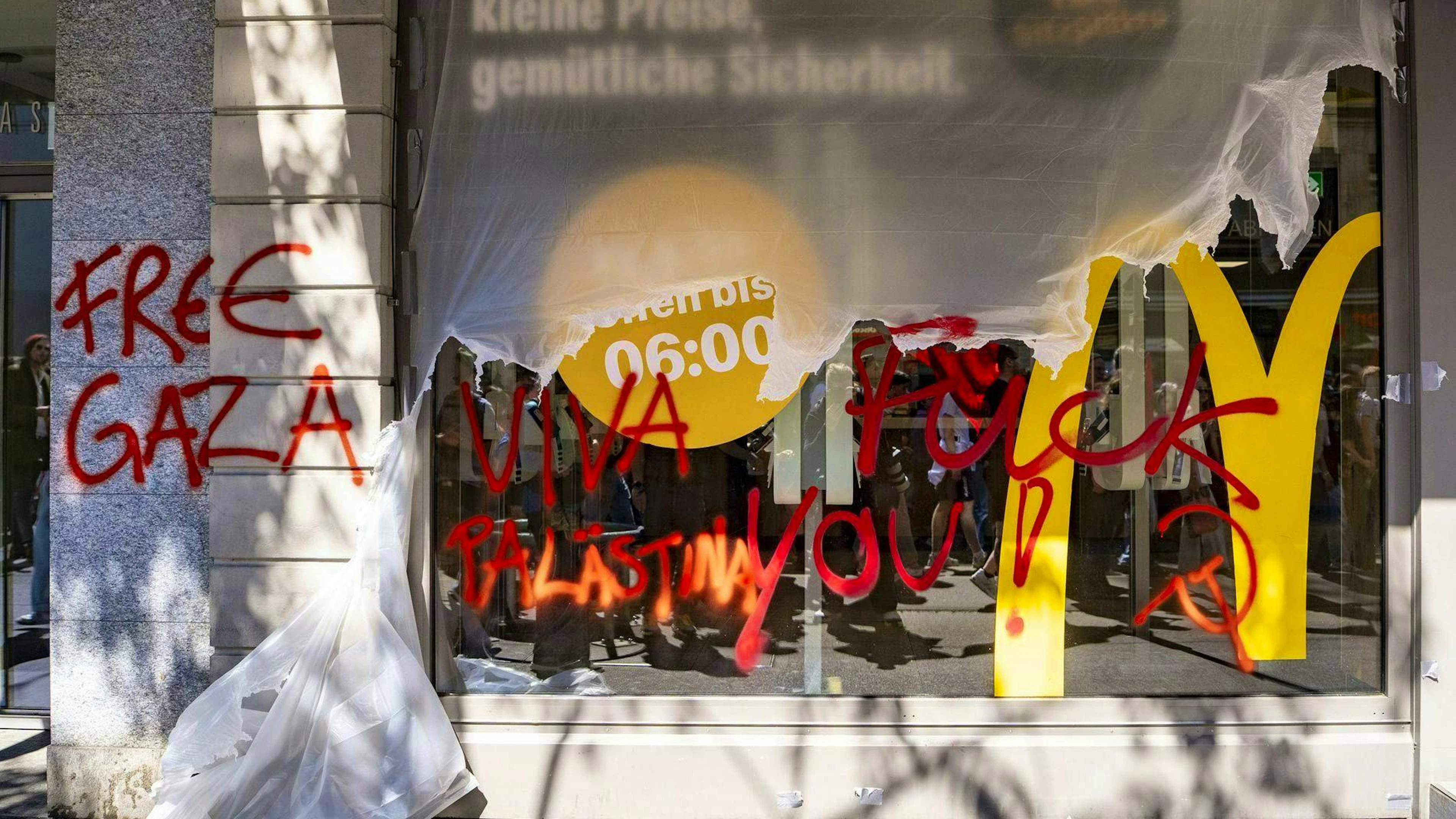 Various incidents of damage to property took place in Zurich. For example, a McDonald's branch was sprayed.