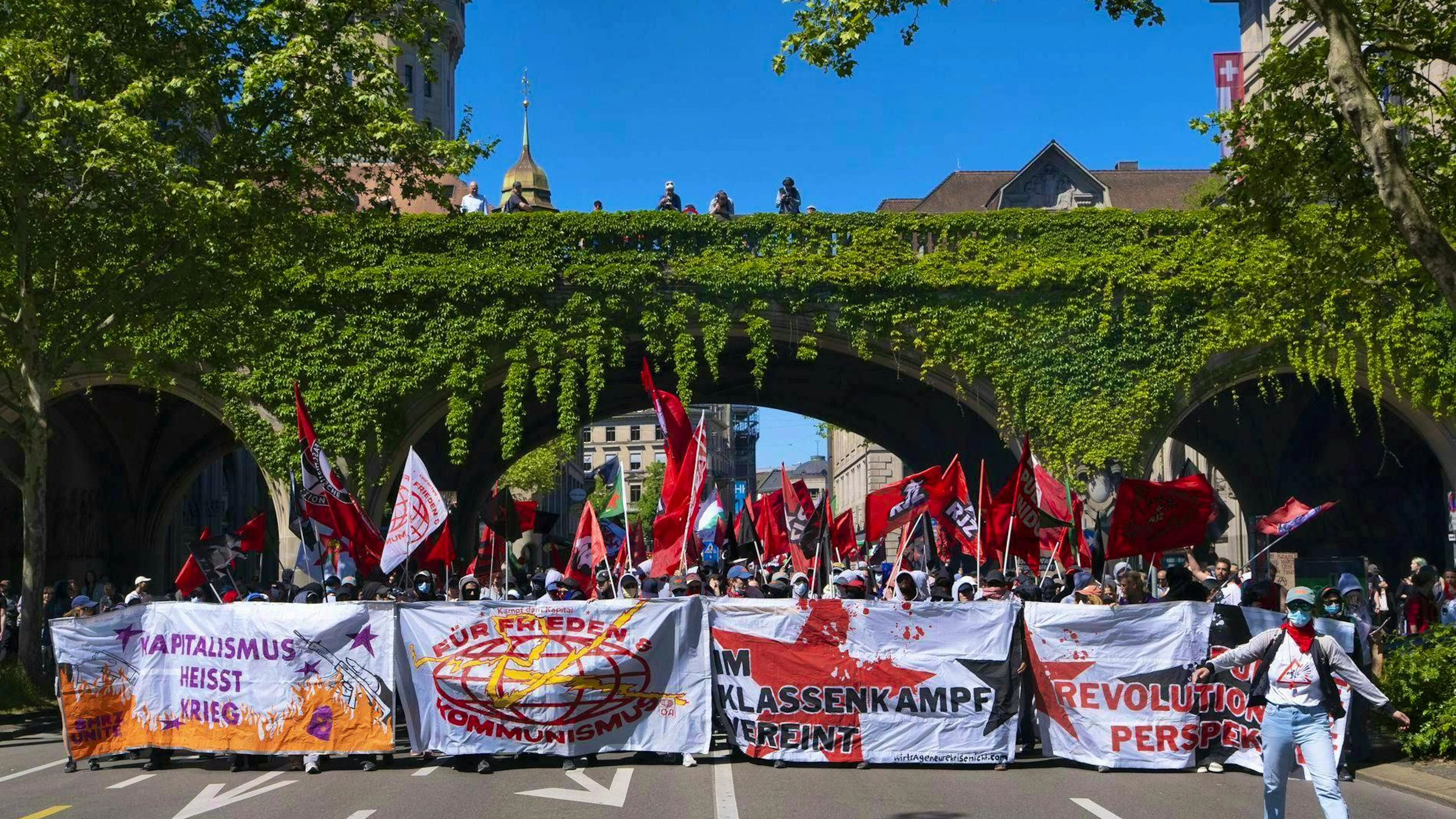 Participants of the left-wing autonomous bloc demonstrate at the Urania.