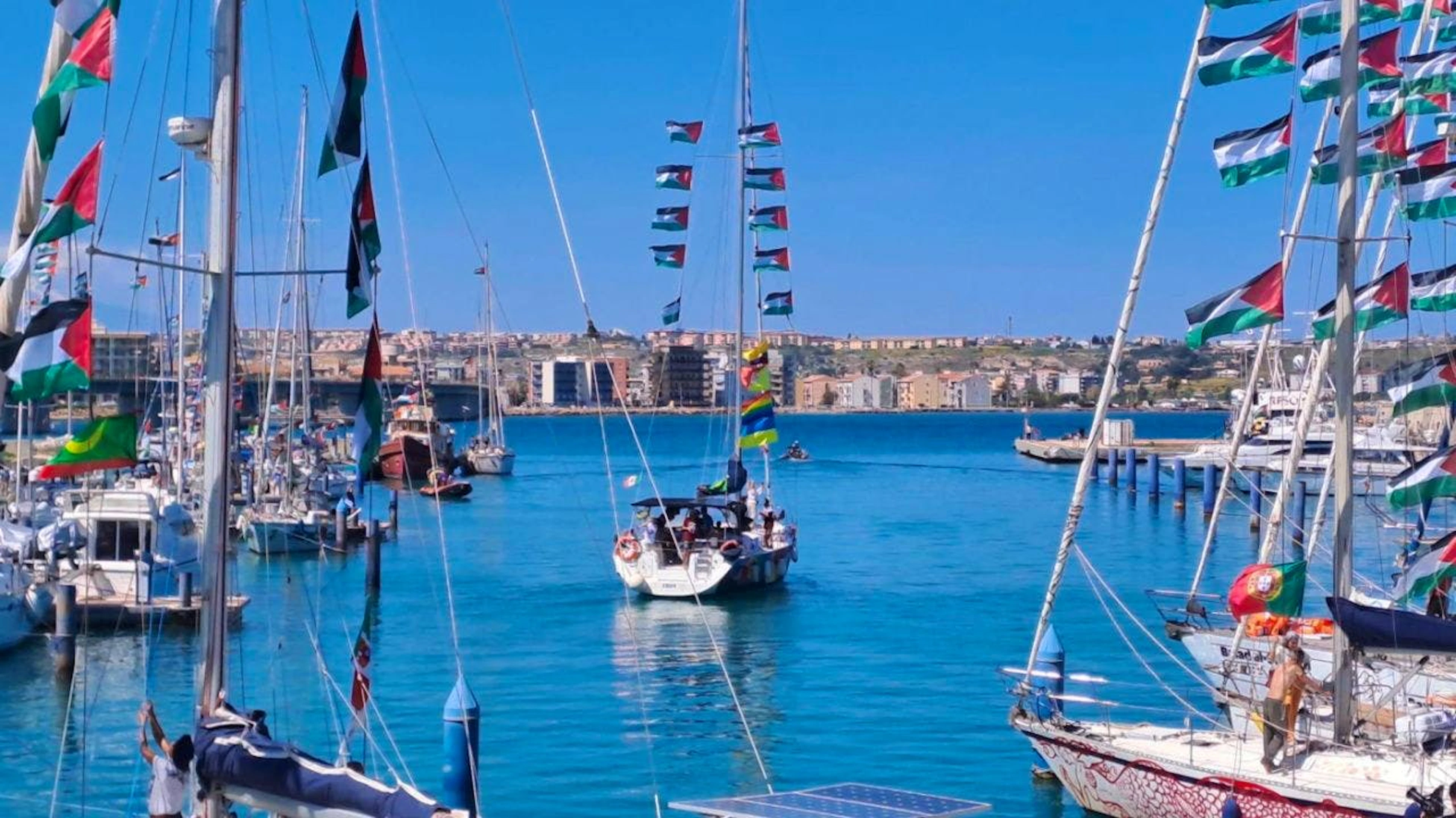 Imbarcazioni della flotilla in partenza dalla Sicilia.