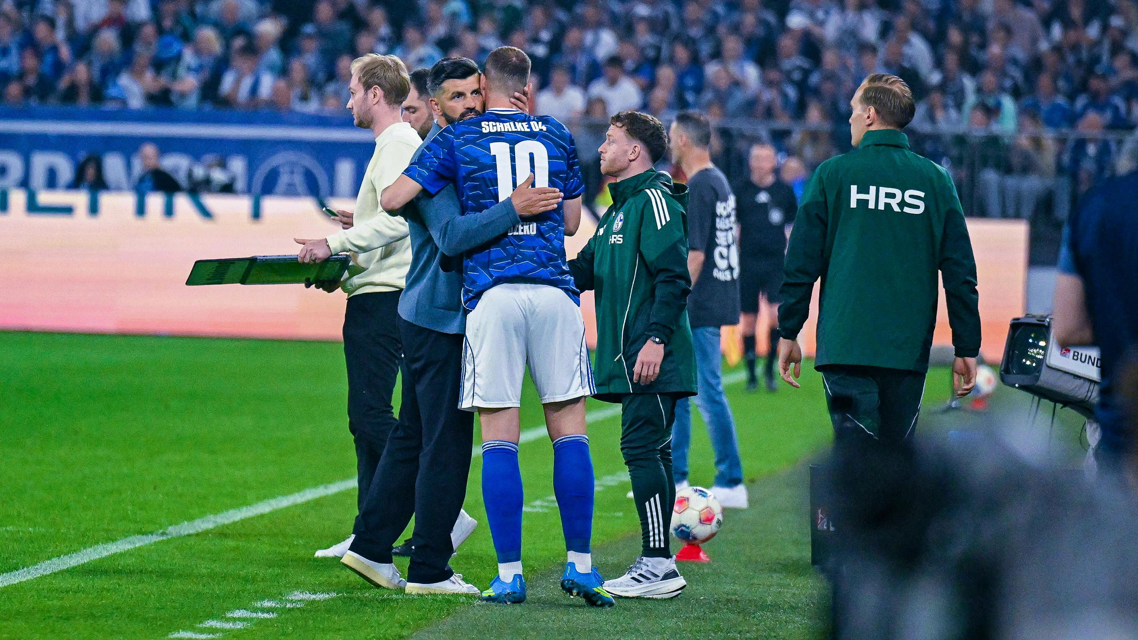  Trainer Miron Muslic herzt Edin Dzeko.