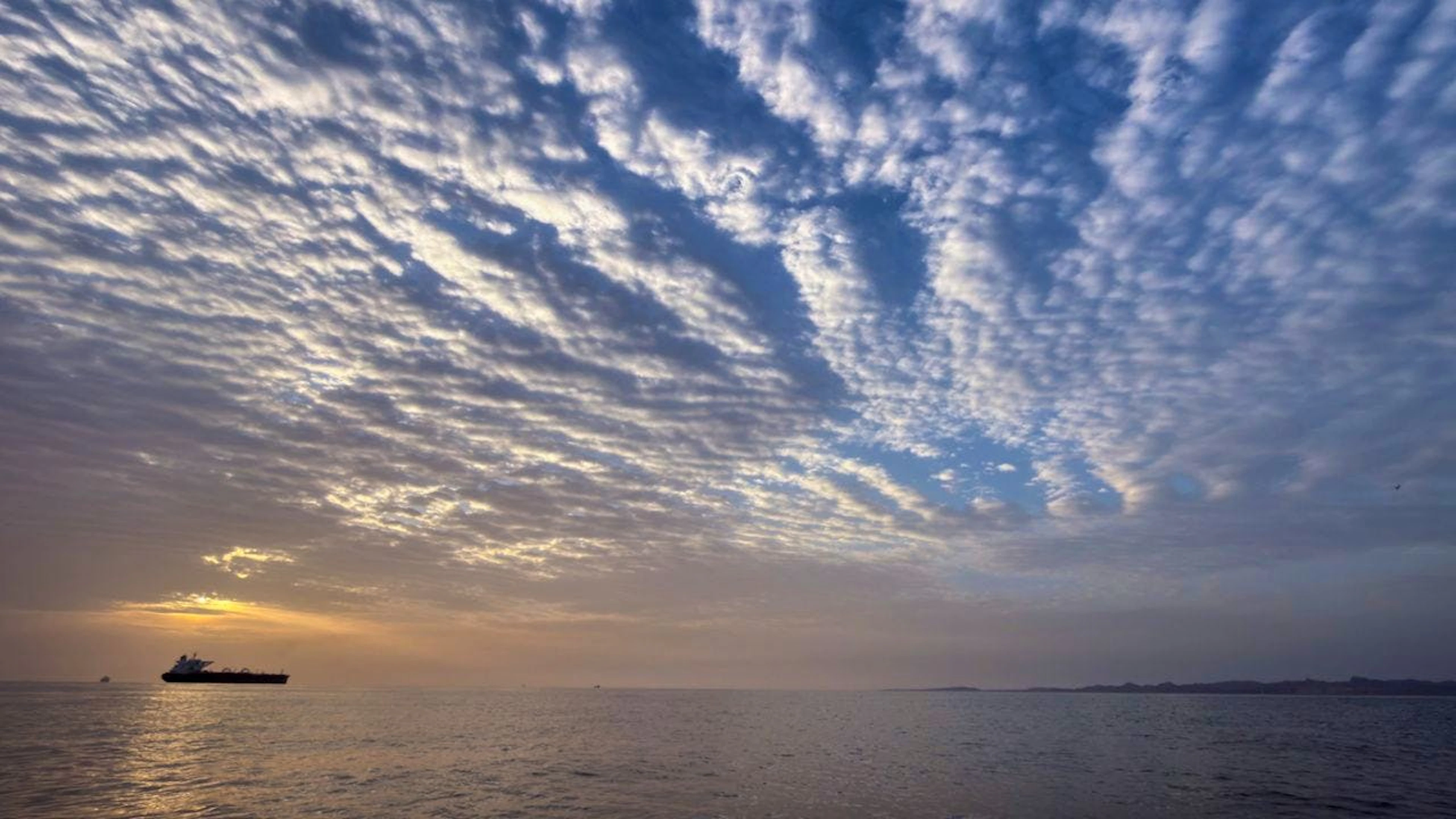 Lo stretto di Hormuz deserto dopo la chiusura da parte dell'Iran.
