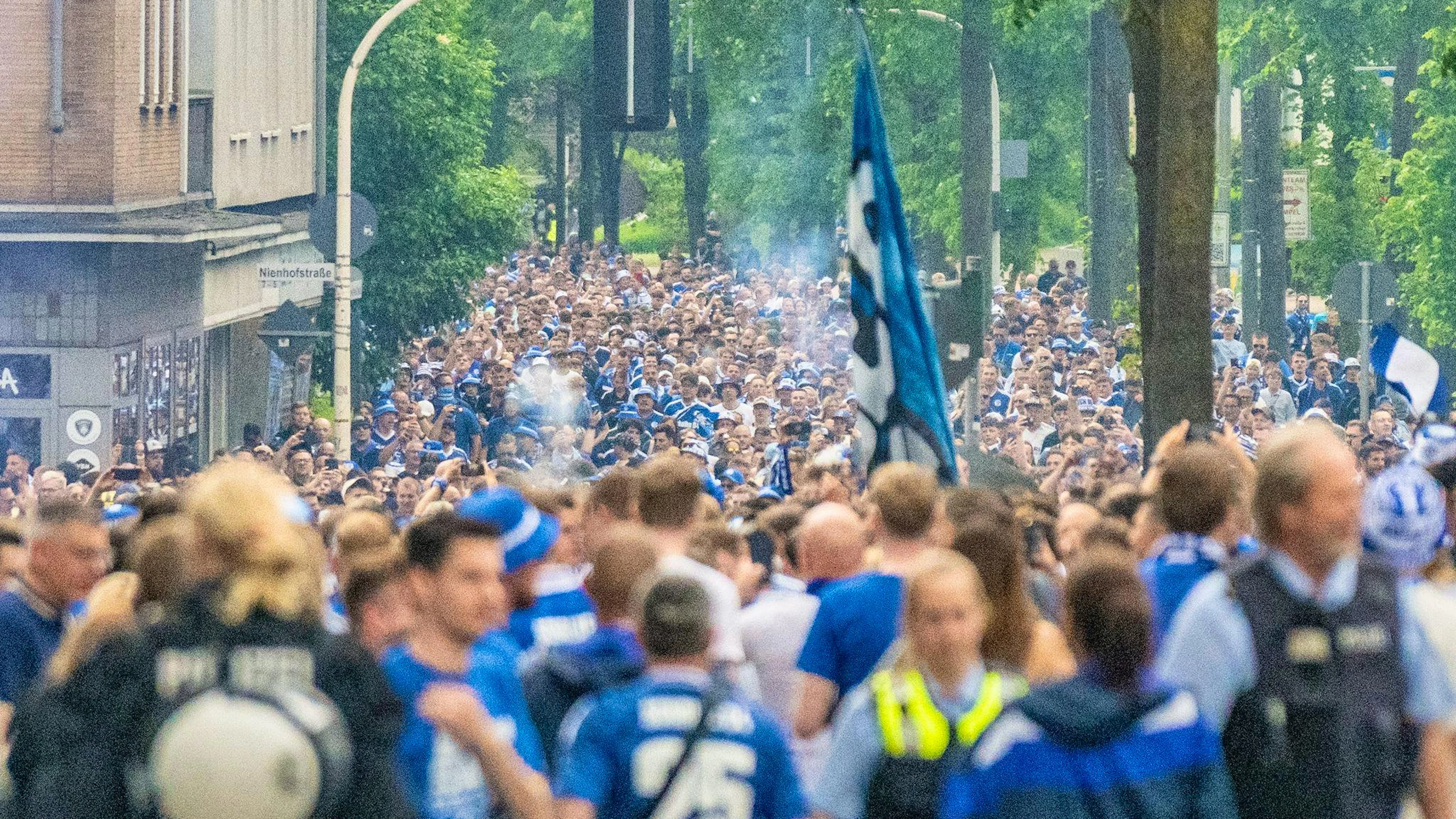 Tausende Schalker Anhänger gingen am Samstag gemeinsam zur Arena.