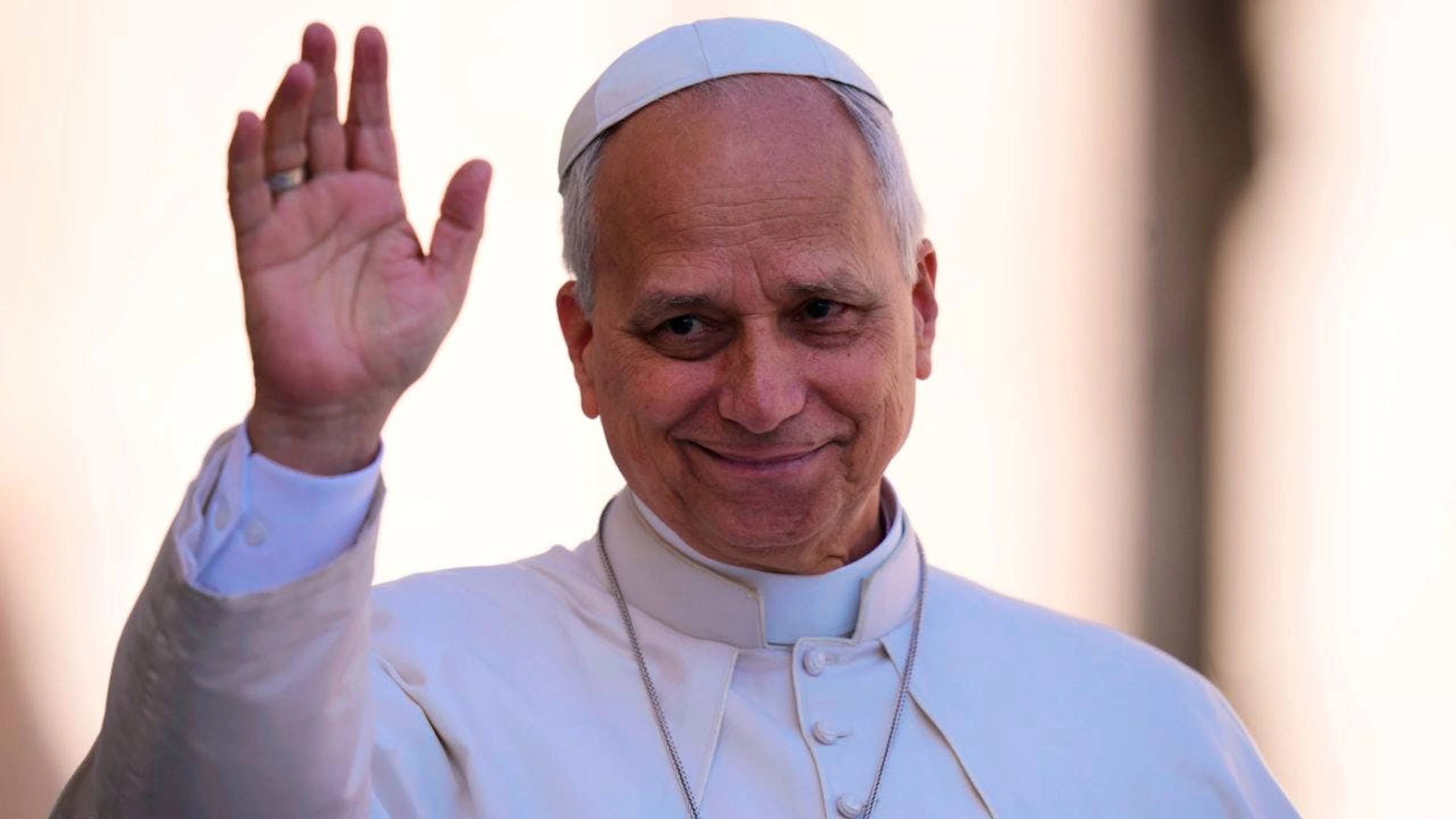 ARCHIV – Papst Leo XIV. winkt, als er zu seiner wöchentlichen Generalaudienz auf dem Petersplatz im Vatikan eintrifft. Foto: Alessandra Tarantino/AP/dpa/Archivbild