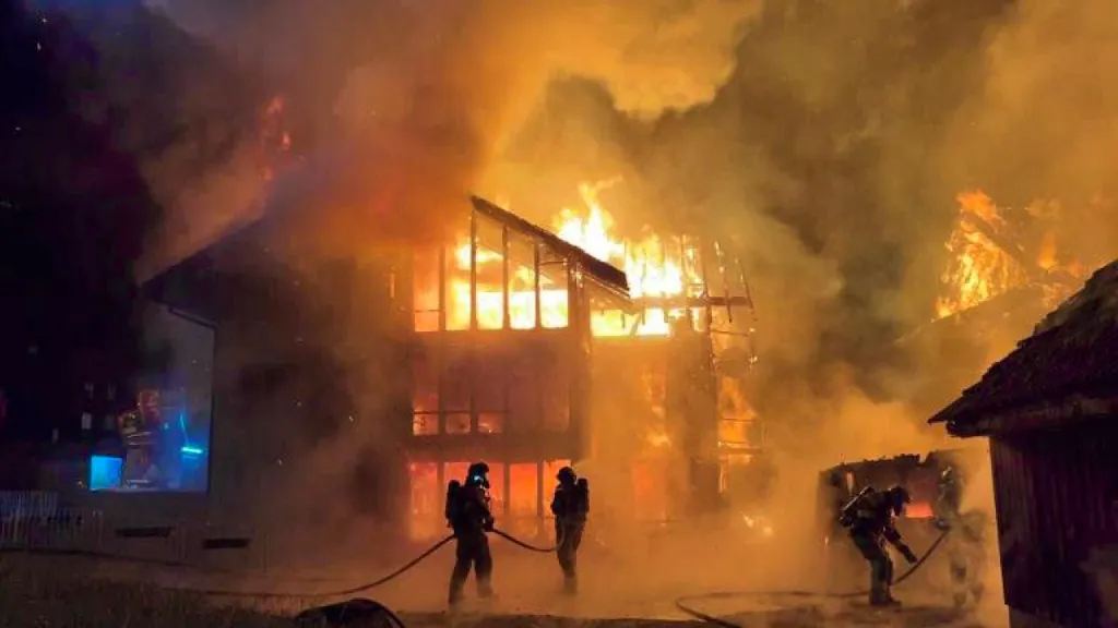 Major fire destroys apartment buildings - no injuries