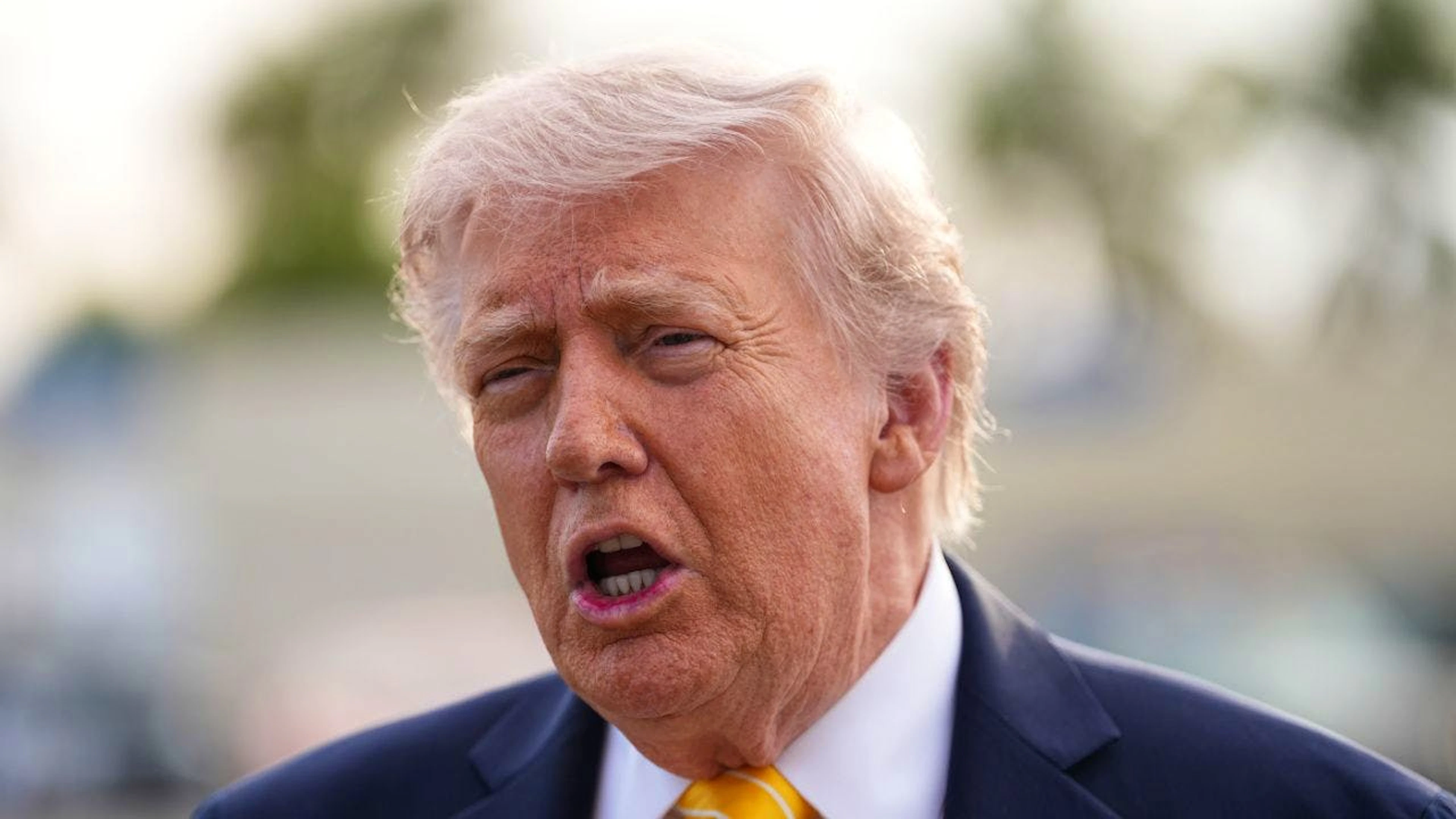 Il presidente americano Trump ieri a West Palm Beach.