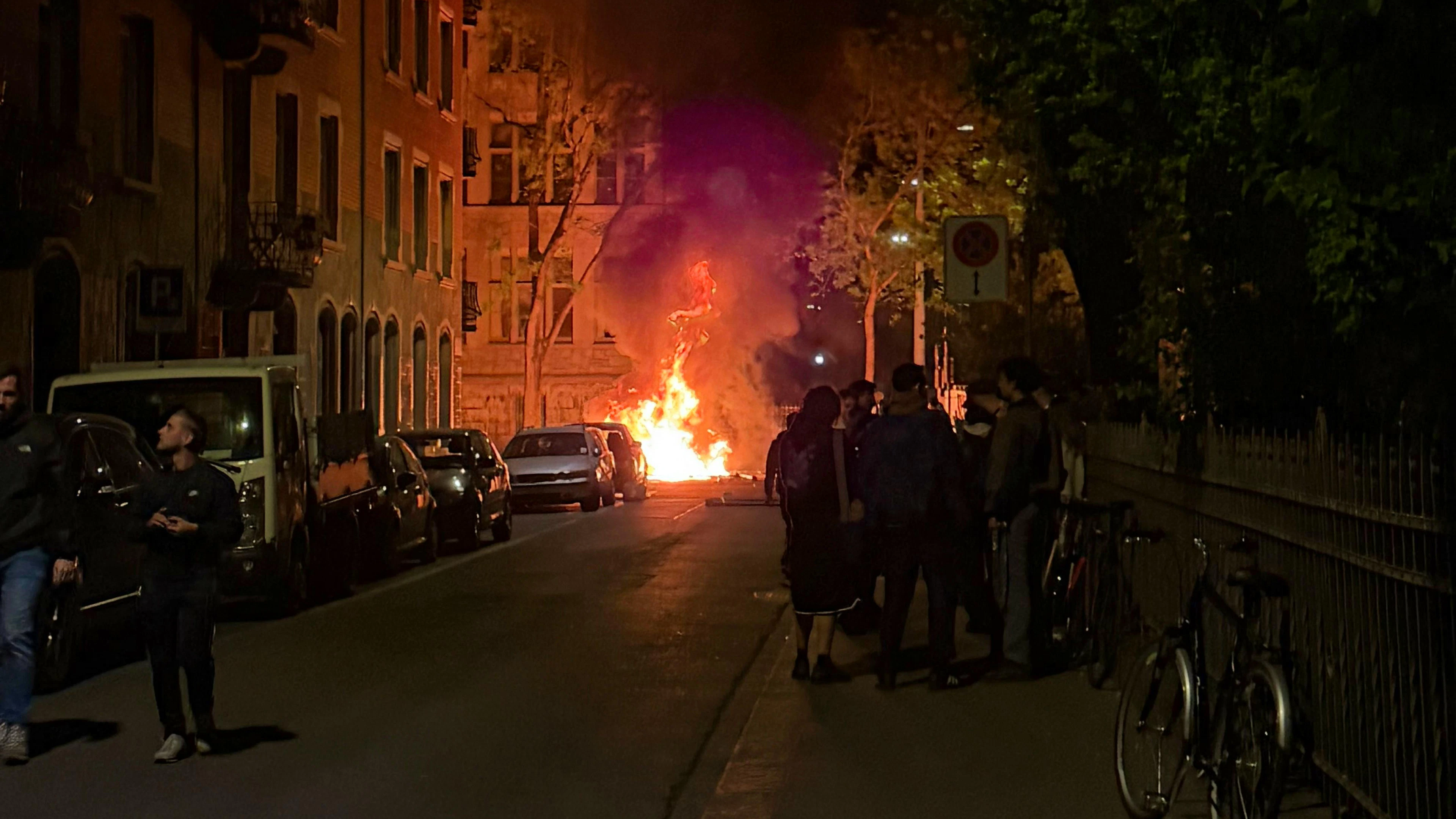 In der Nacht vom Samstag auf den Sonntag brannten im Kreis 4 in Zürich mehrere Container.