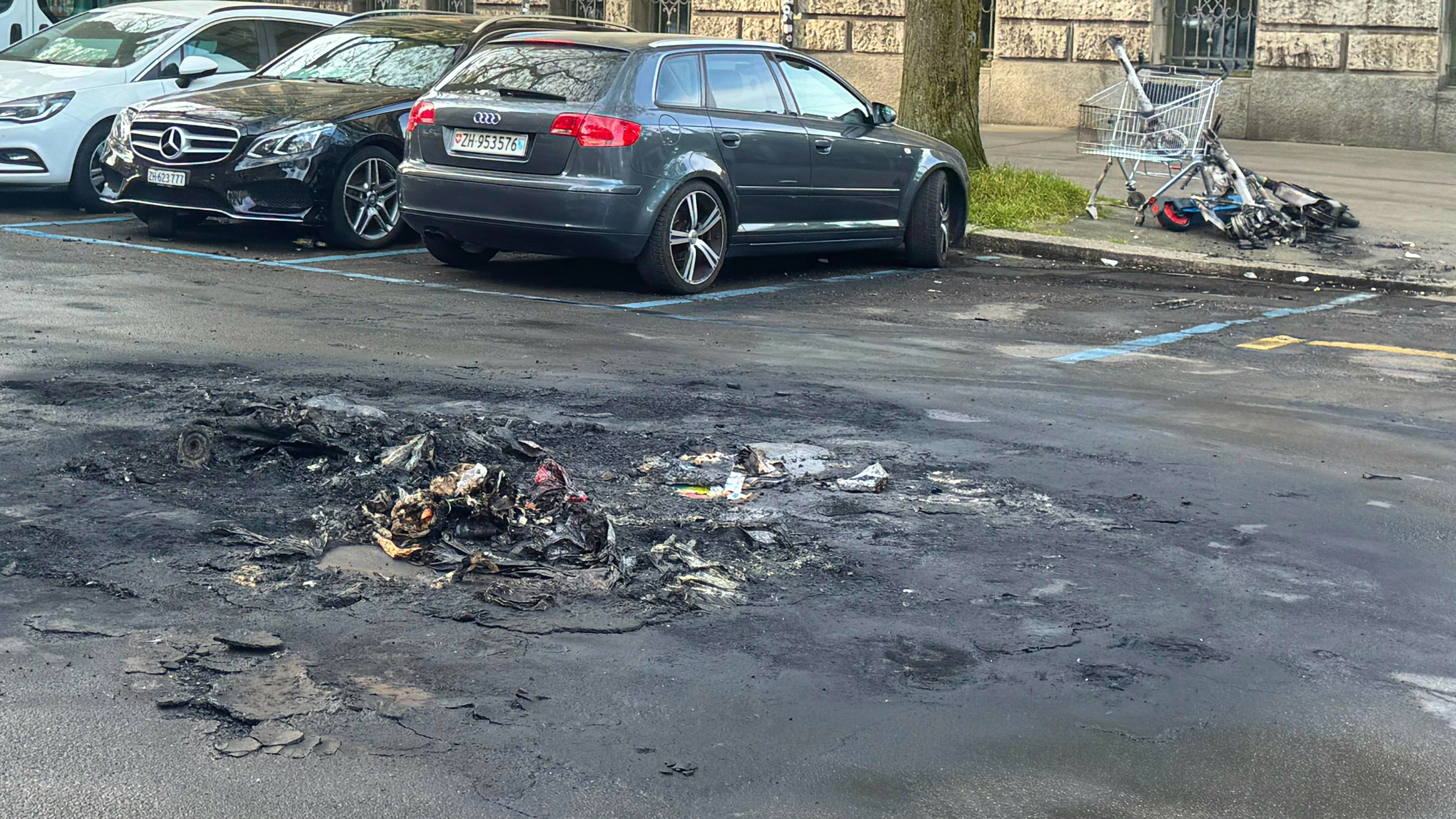 Nach den Ausschreitungen der vergangenen Nacht blieb nur noch Asche zurück.