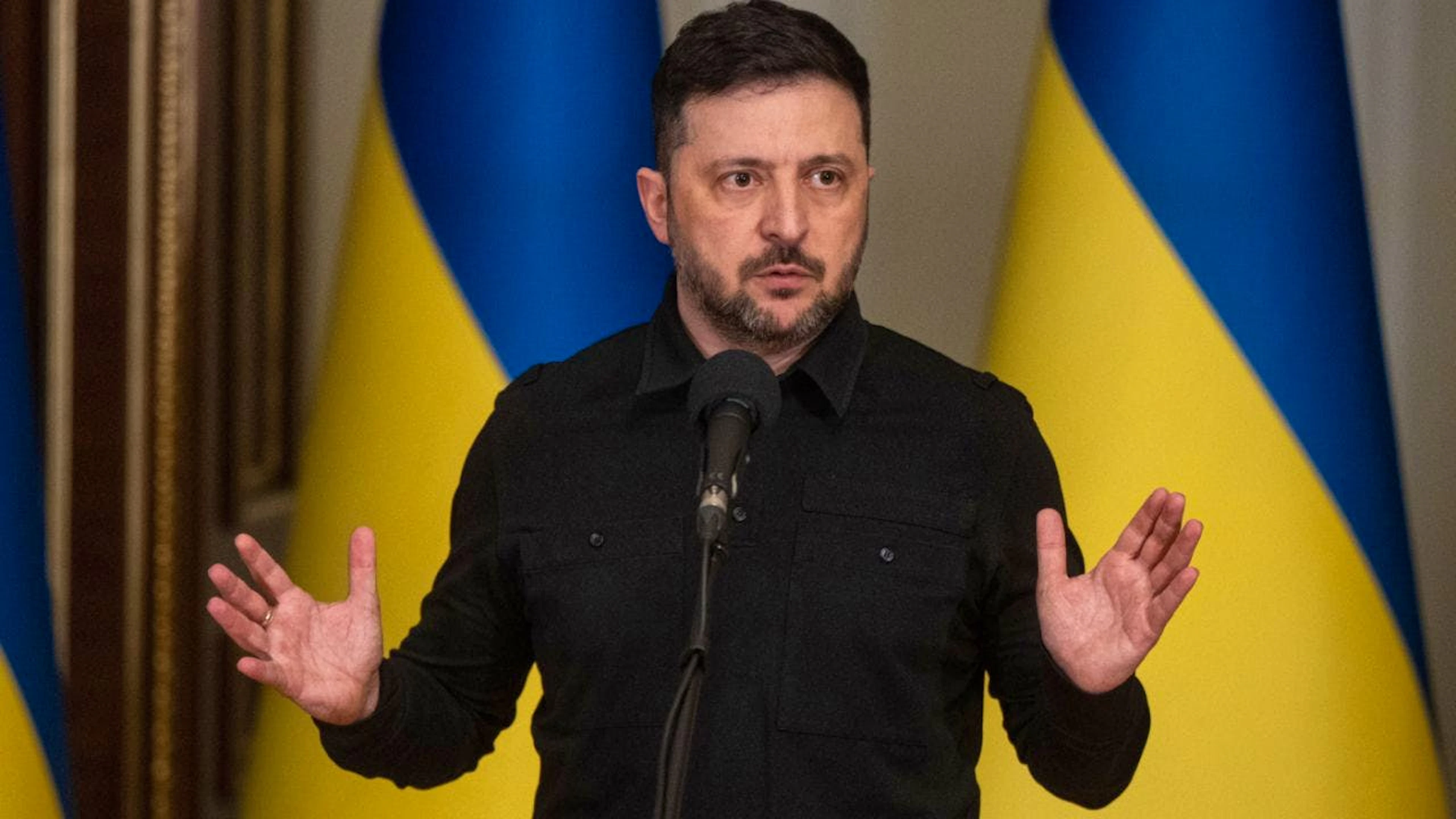 ARCHIV – Wolodymyr Selenskyj, Präsident der Ukraine, spricht während eines Briefings. Foto: Danylo Antoniuk/AP/dpa/Archivbild