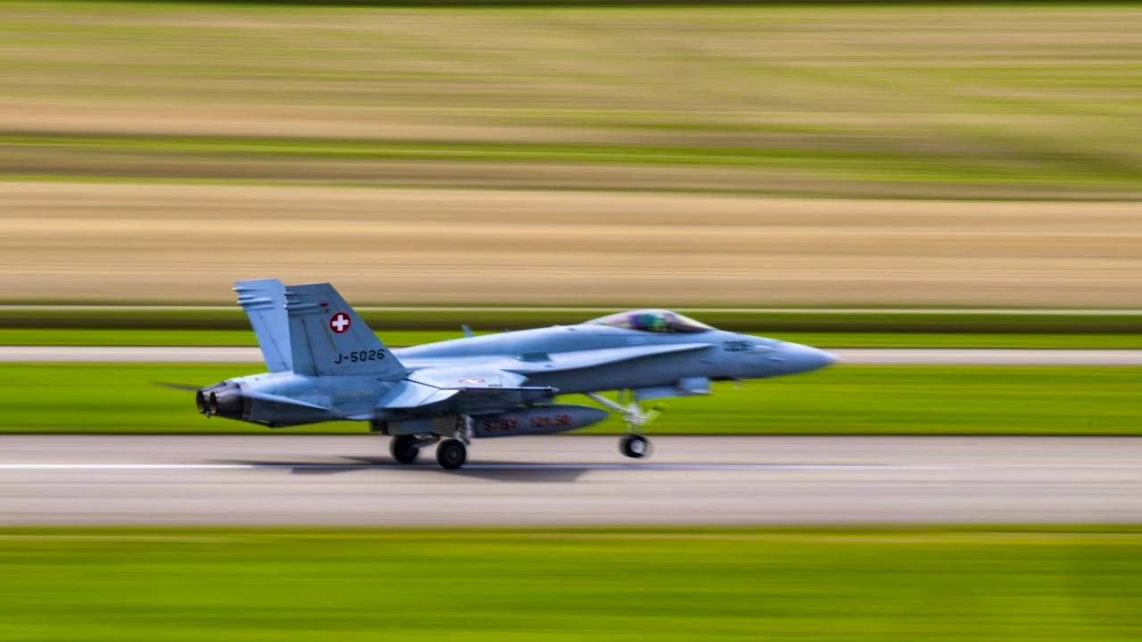 Five F/A-18 fighter jets of the Swiss Air Force are taking off for Greece. There they will take part in one of the largest NATO exercises in Europe. (archive picture)
