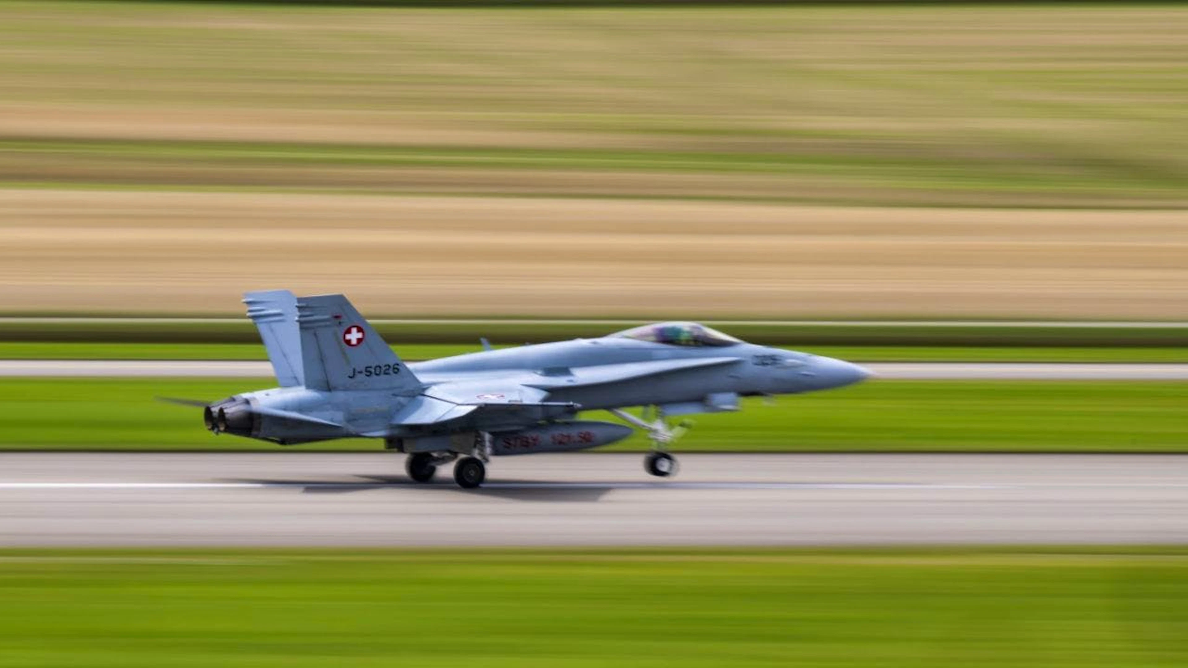 Cinq de ces avions de combat F/A-18 de l'armée de l'air suisse décollent en direction de la Grèce. Ils y participeront à l'un des plus grands exercices de l'OTAN en Europe. (Photo d'archive)