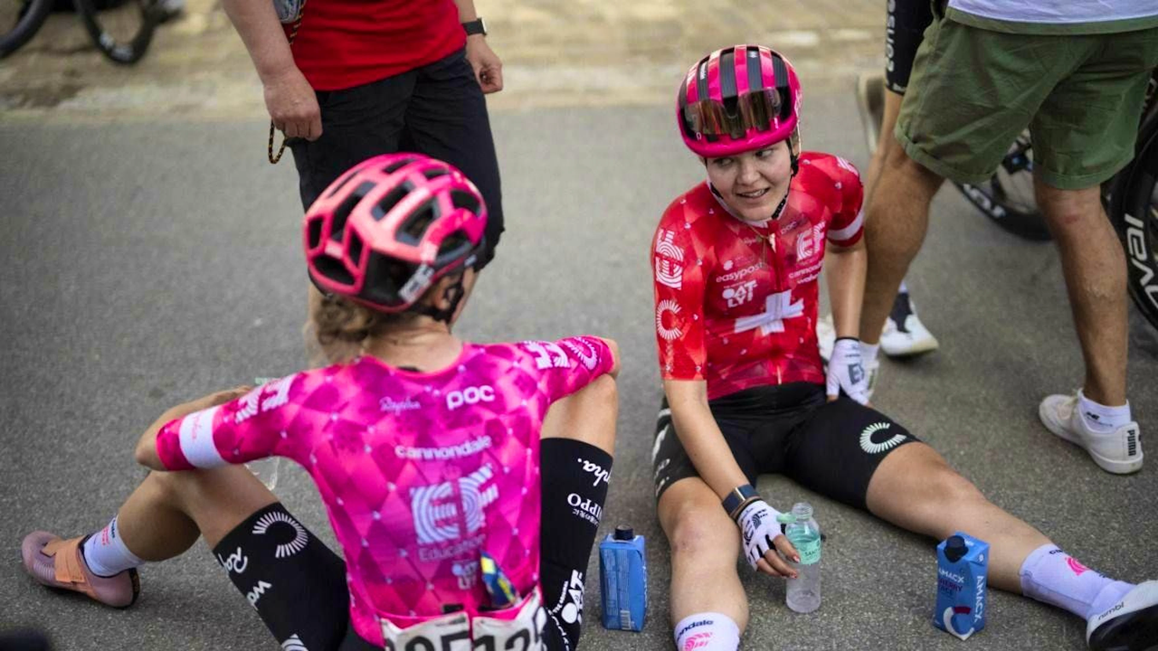 Noemi Rüegg (right, during the Tour de Suisse last summer) has to abandon the Vuelta after crashing as leader