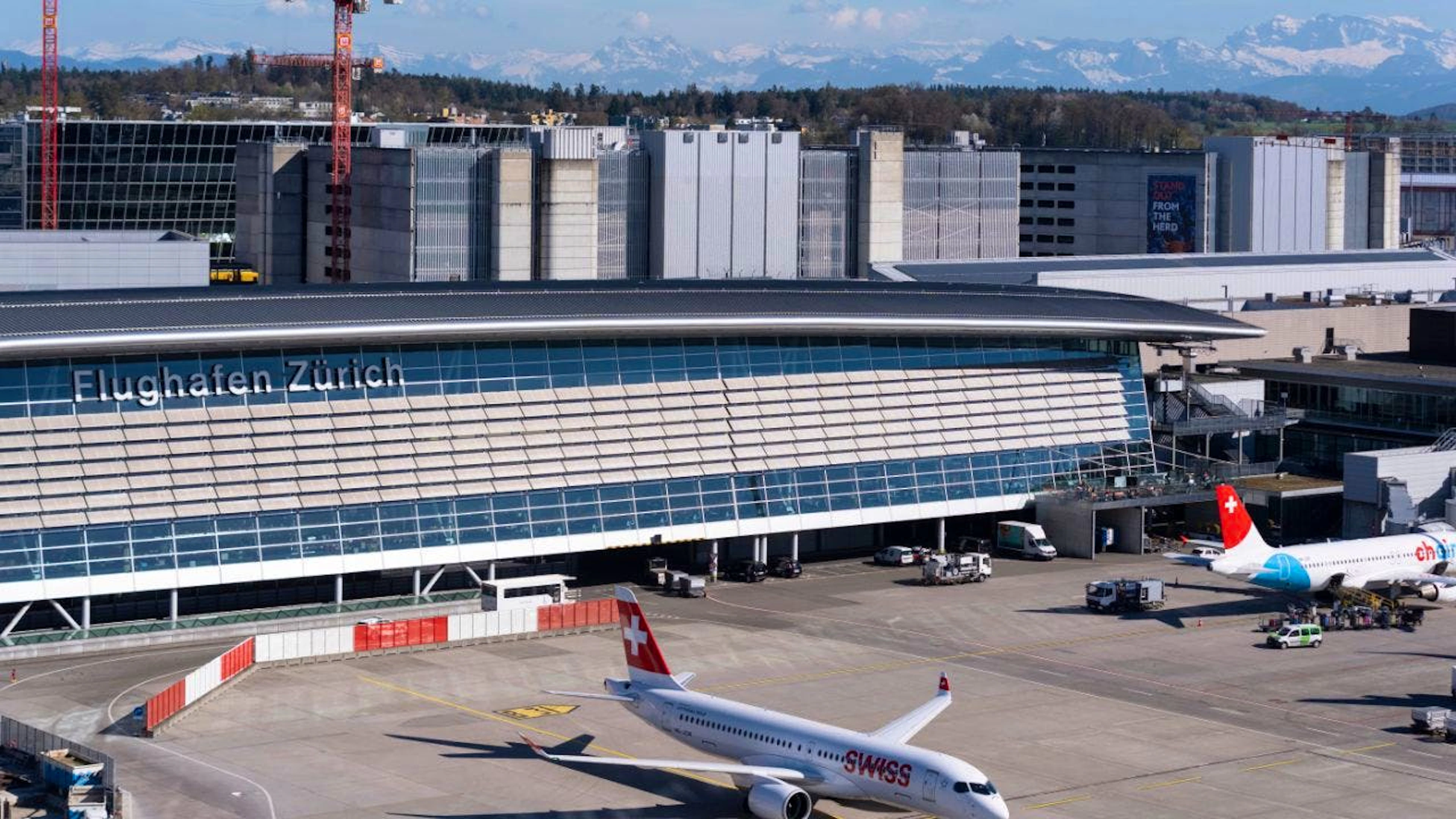 Erstmals ist wieder mehr los als vor Corona: Der Flughafen Zürich verzeichnete im April 2026 deutlich mehr Starts und Landungen. (Archivbild)