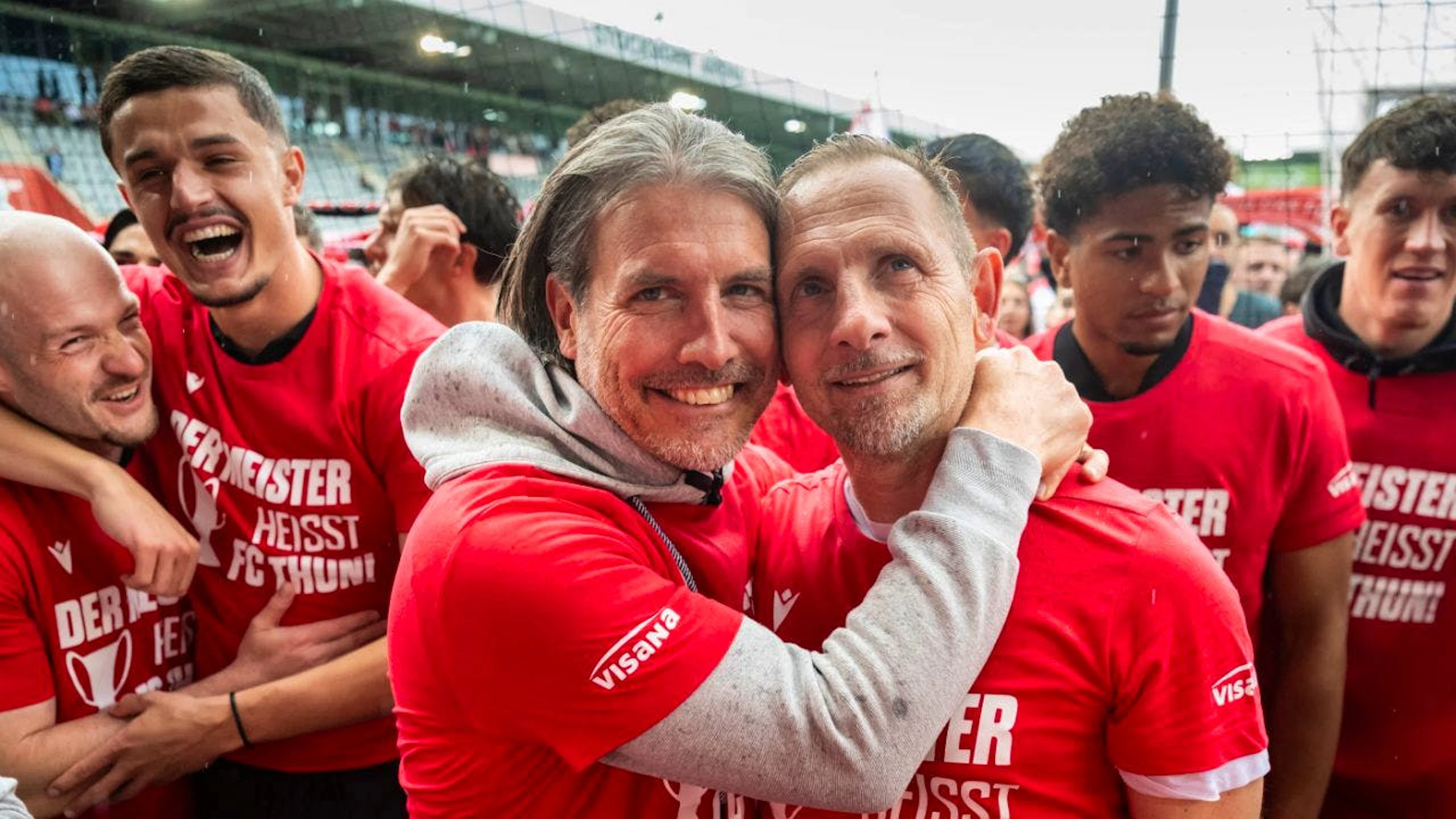 Le président Andres Gerber (à gauche) et l'entraîneur Mauro Lustrinelli: les deux architectes de l'improbable sacre thounois.