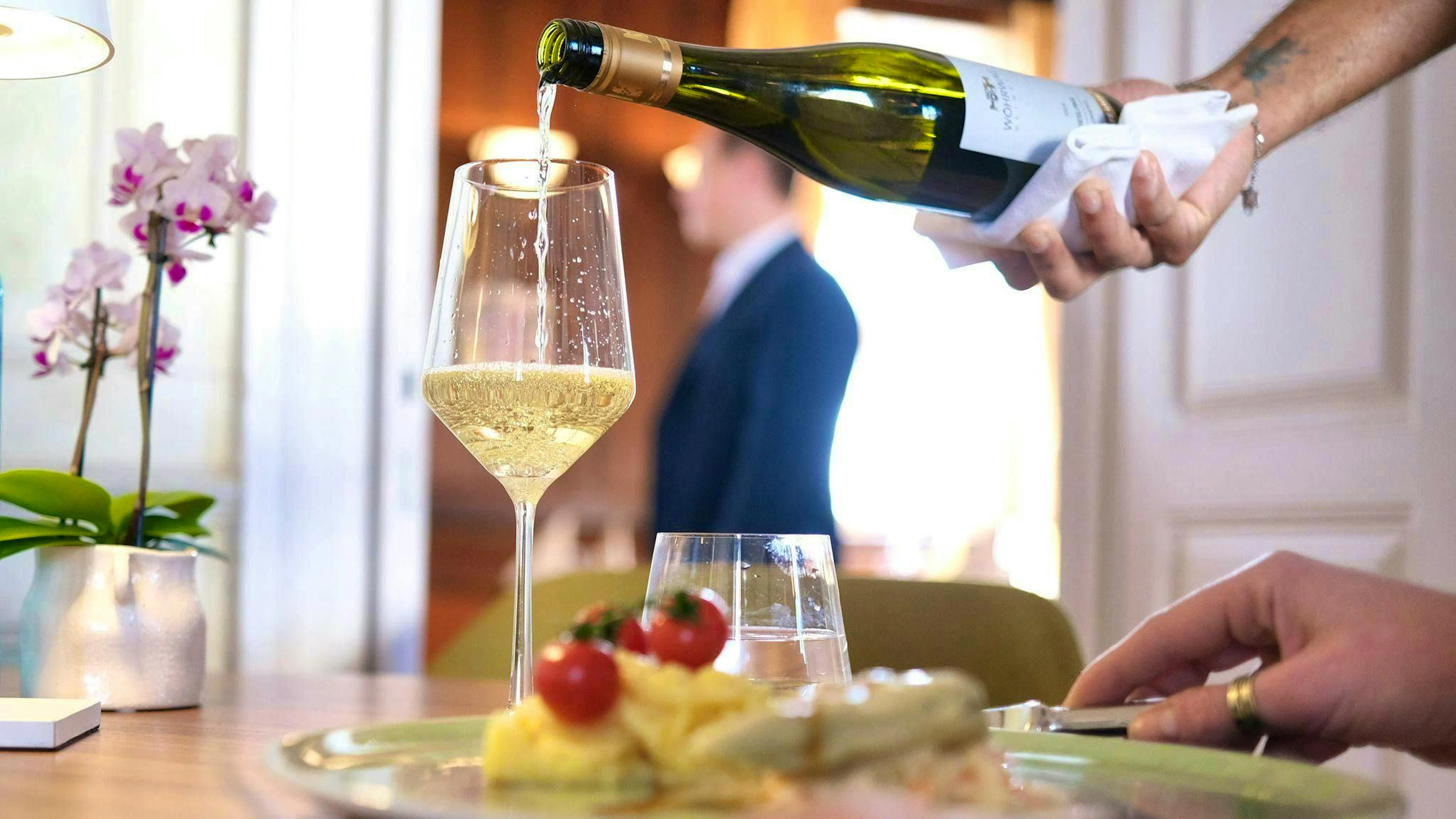 Wine has long been the most important source of income - but more and more guests are drinking less, while the workload in the kitchen is increasing. (symbolic image)