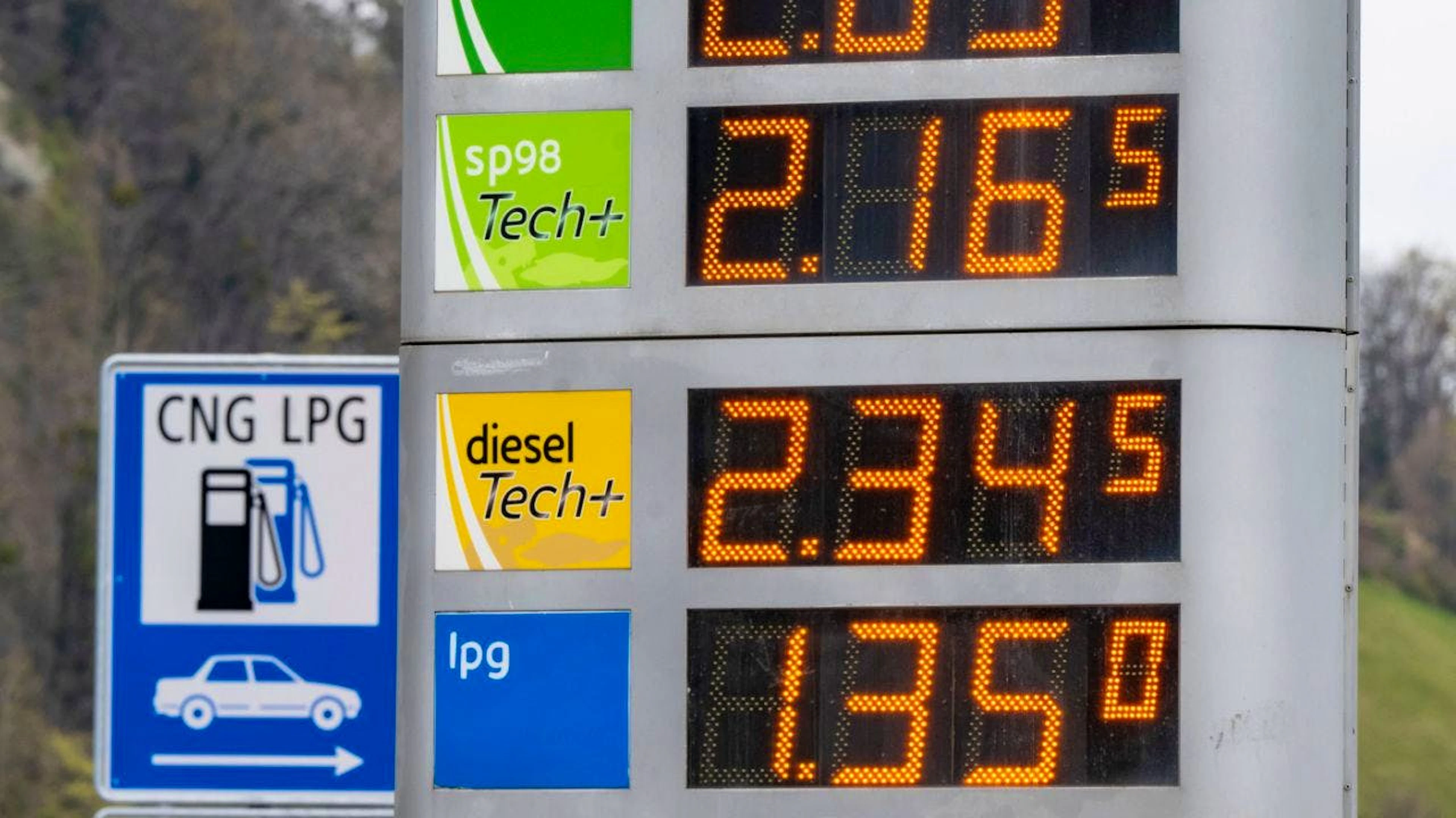 Unter anderem höhere Benzinpreise sorgten in der Schweiz im April für einen Inflationsschub. (Archivbild)