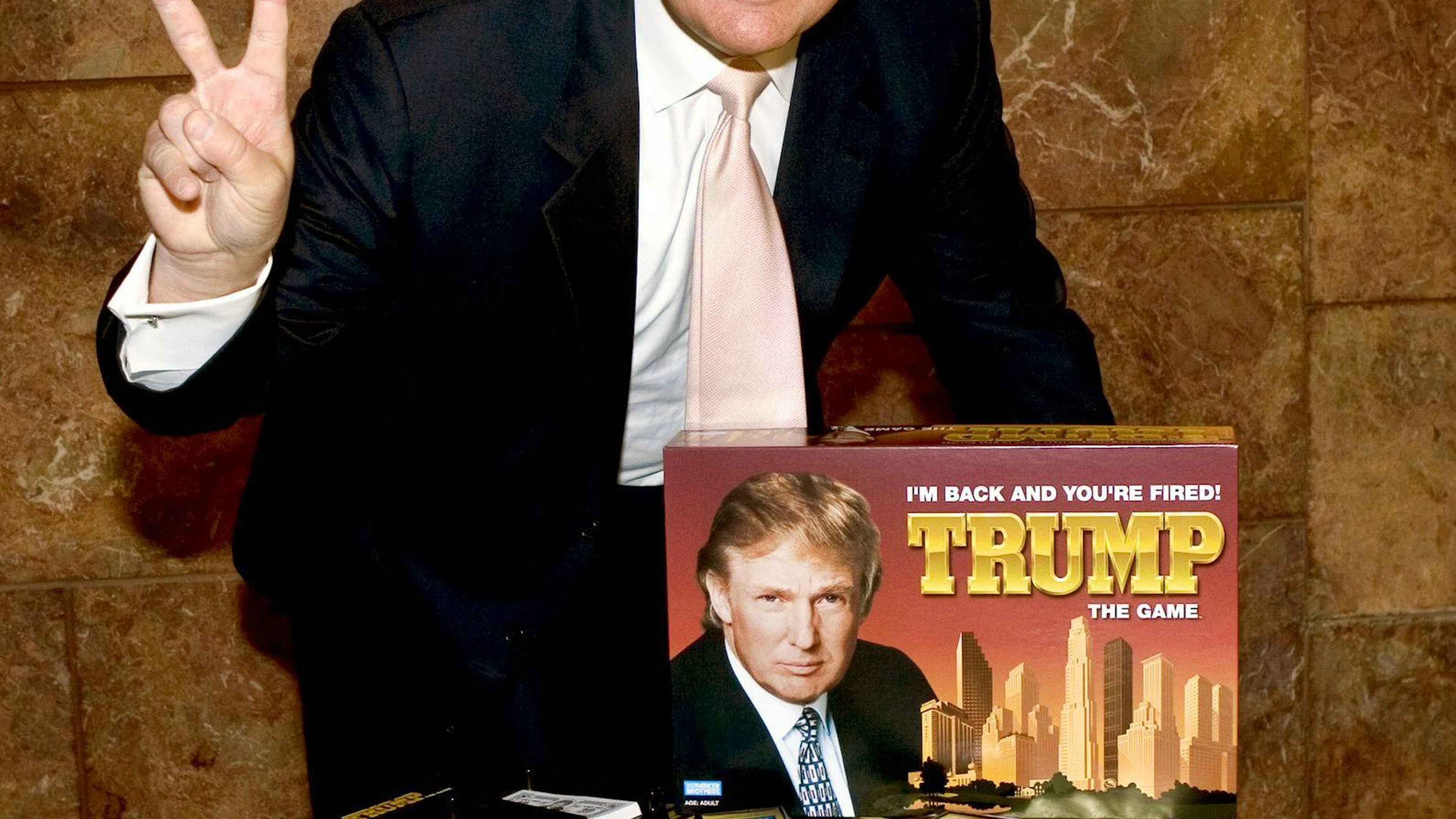 18. August 2004: Donald Trump macht in New York Werbung für «Trump – The Game». Ob er die Regeln besser beherrscht als die von UNO?