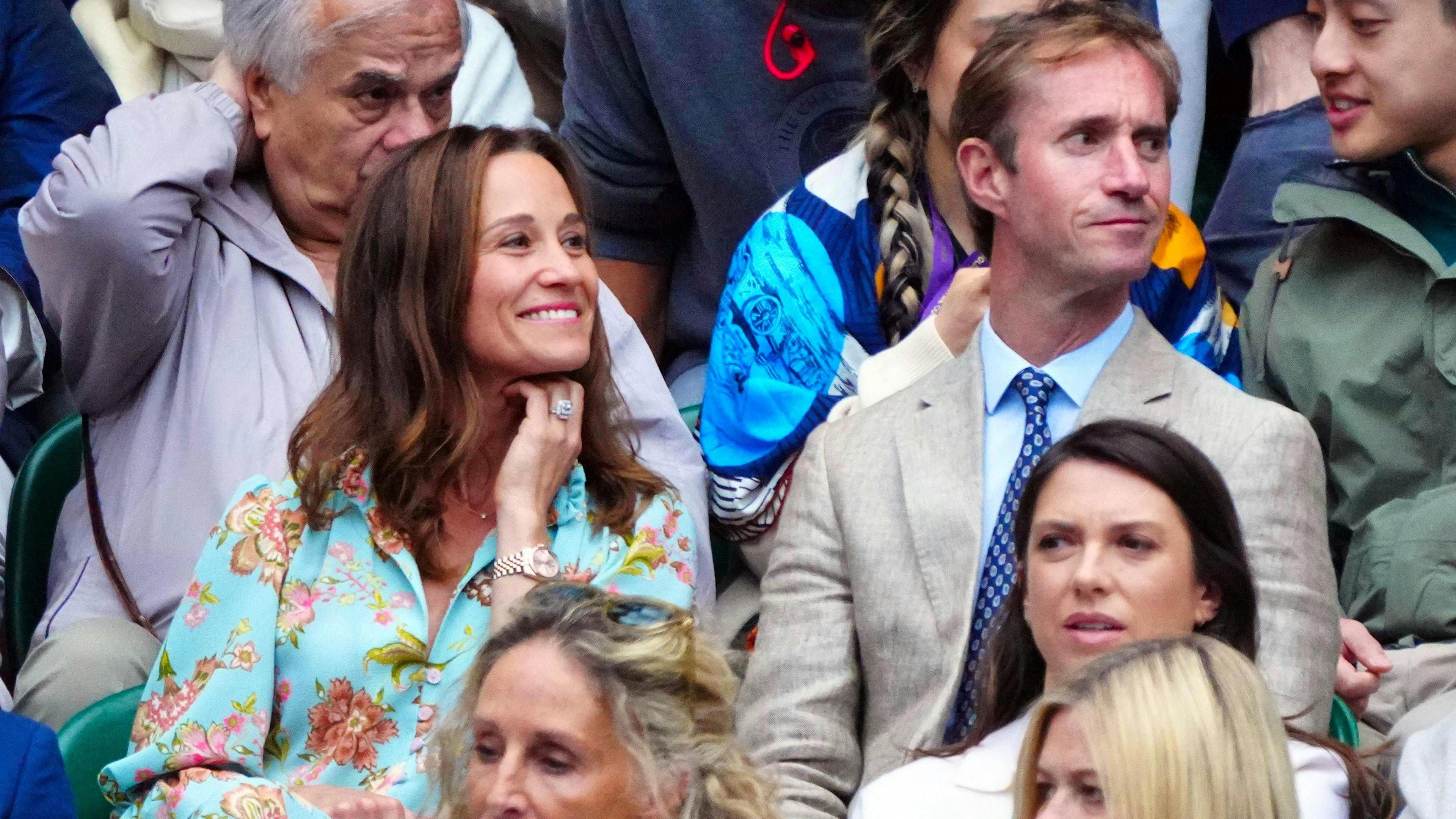 Pippa Matthews, besser bekannt als «Schwester von Prinzessin Kate» und ihr Ehemann James bei den Wimbledon Tennismeisterschaften am 12. Juli 2024. (Archiv)