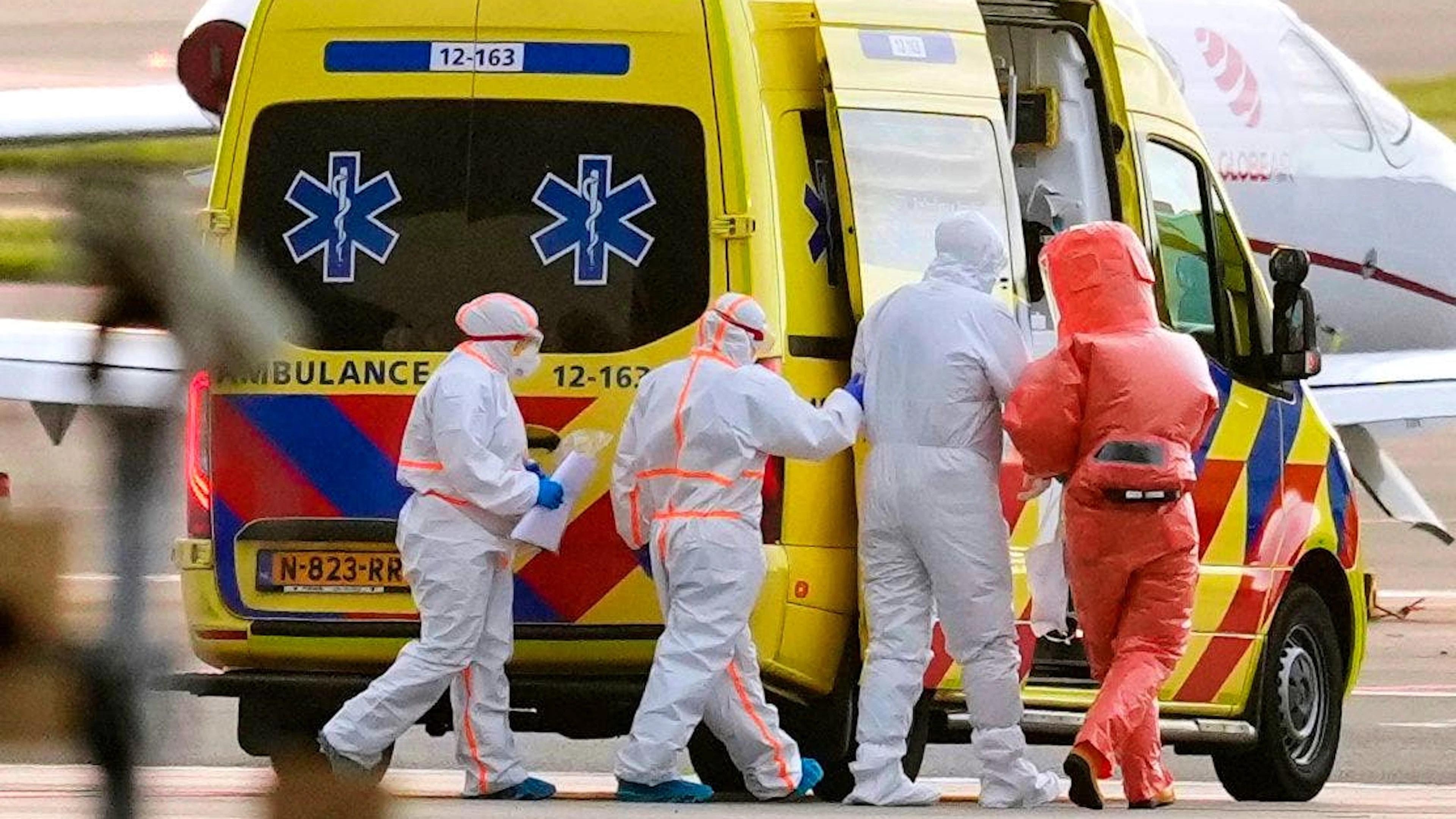 Des secouristes accompagnent un patient, deuxième à droite, évacué du navire de croisière MV Hondius en raison d'une suspicion d'infection par le hantavirus, vers une ambulance après son transfert par avion à l'aéroport de Schiphol, à Amsterdam, aux Pays-Bas, le mercredi 6 mai 2026. (AP Photo/Peter Dejong)