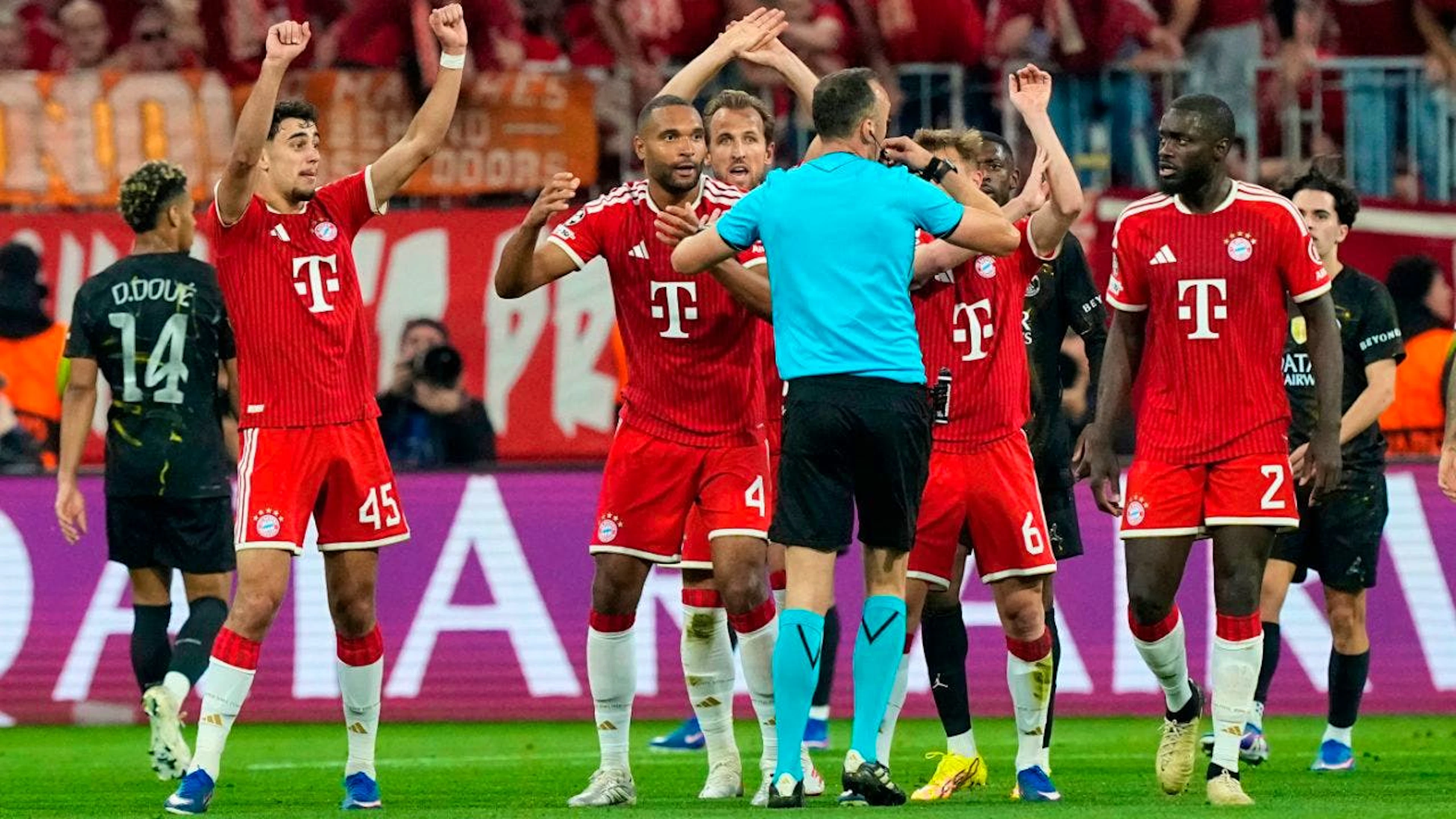Die Spieler von Bayern München hadern mit Schiedsrichter João Pinheiro