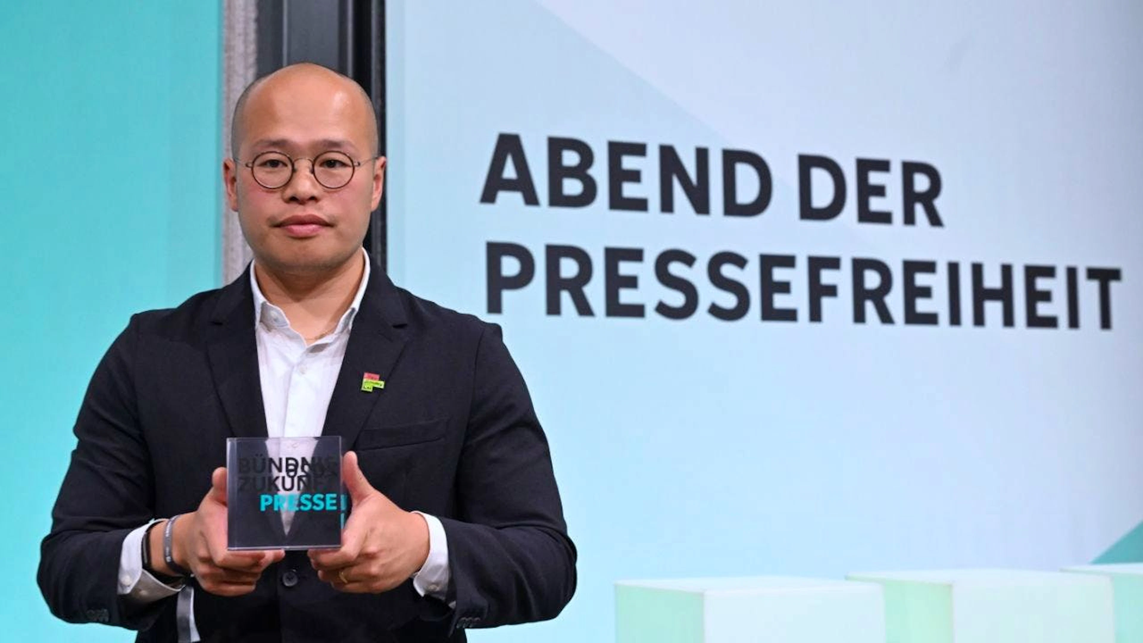 dpatopbilder – Sebastian Lai, Sohn des inhaftierten Hongkonger Verlegers Jimmy Lai, bekommt in der Bayerischen Landesvertretung den Pressefreiheitspreis 2026, den er stellvertretend für seinen Vater entgegennimmt. Foto: Soeren Stache/dpa