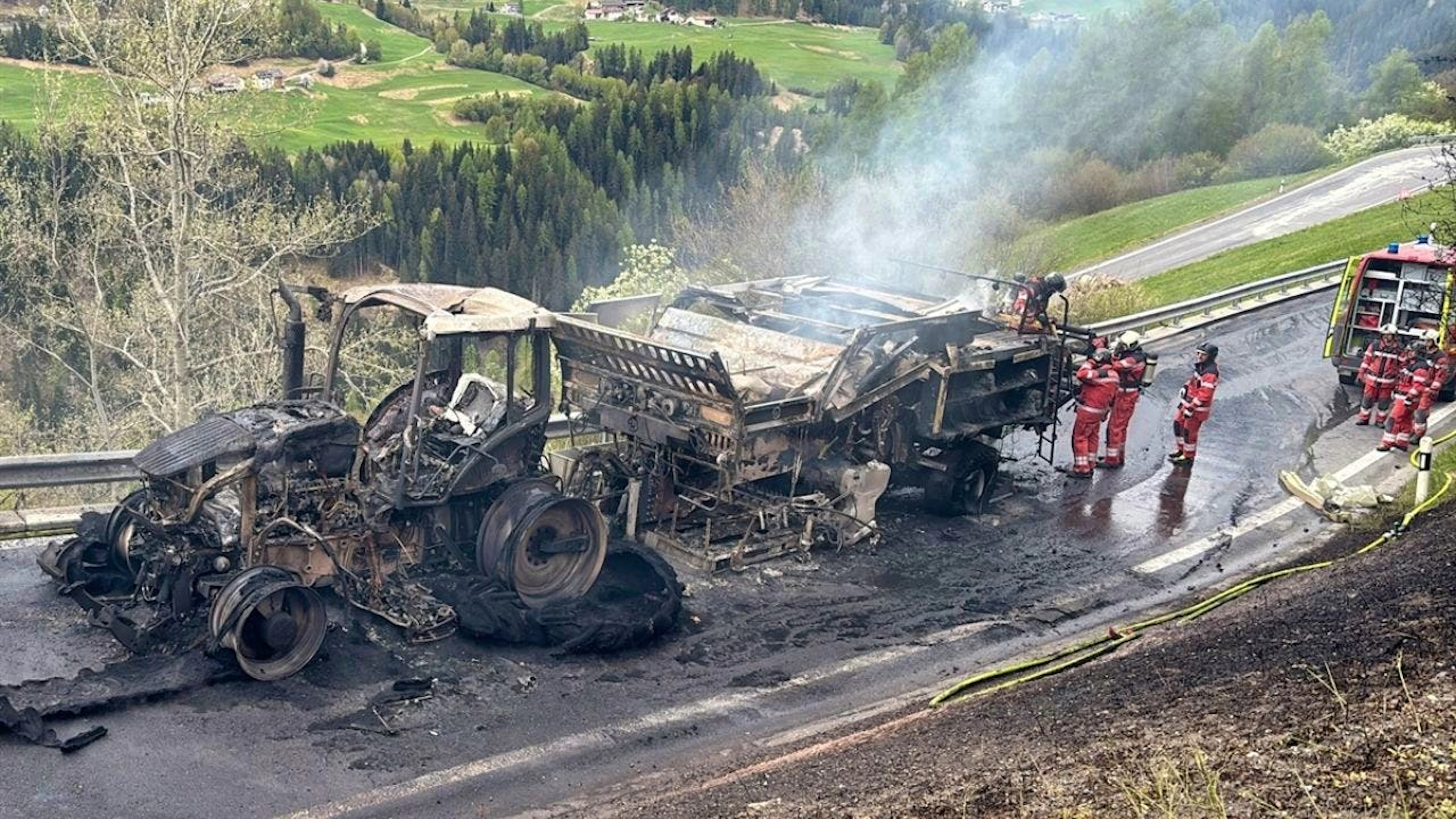 Un'immagine del trattore dopo l'incendio