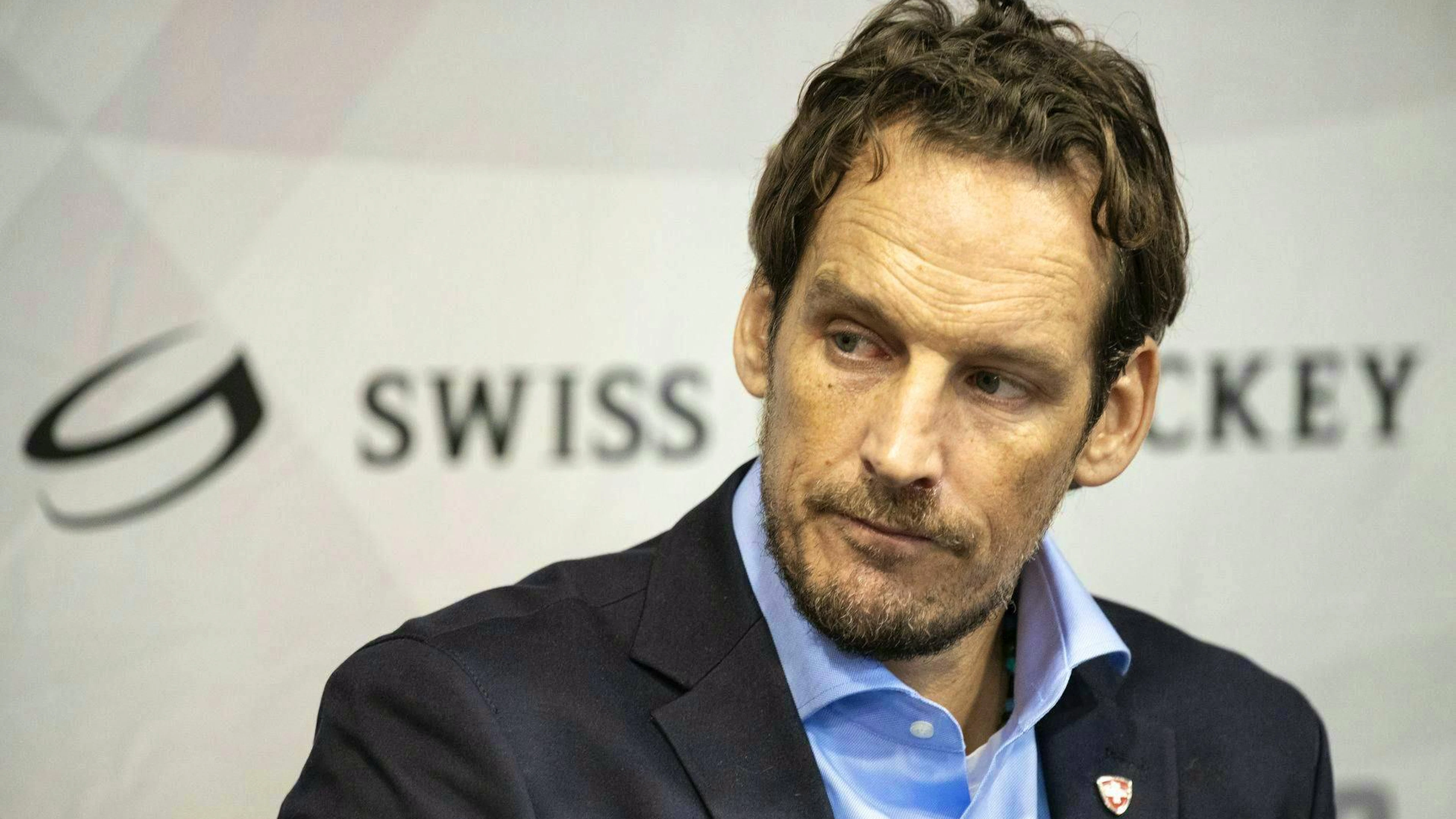 Poche settimane prima del Campionato del Mondo di casa, Patrick Fischer è stato sollevato dall'incarico di allenatore della nazionale.
