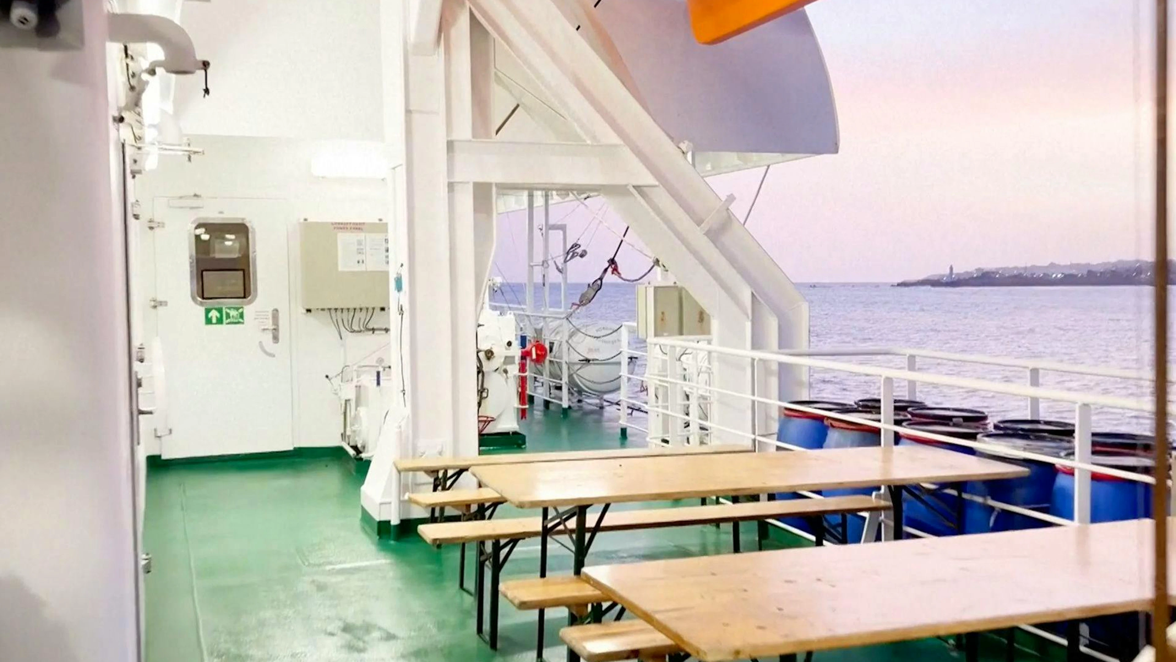 Ein menschenleeres Deck auf dem Kreuzfahrtschiff. (4. Mai 2026)