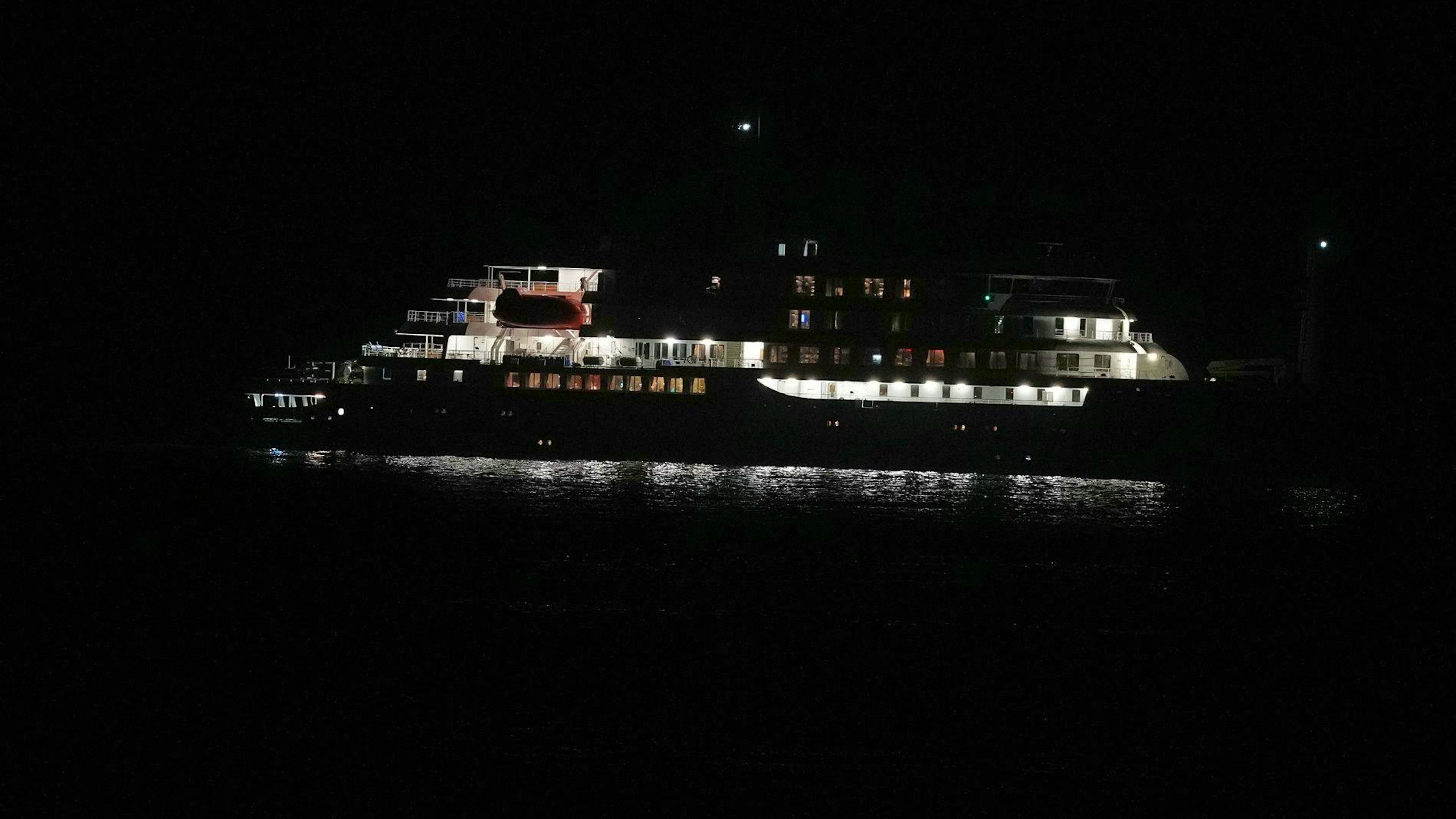 Die «MV Hondius» liegt am Dienstagabend vor den Kapverden vor Anker.