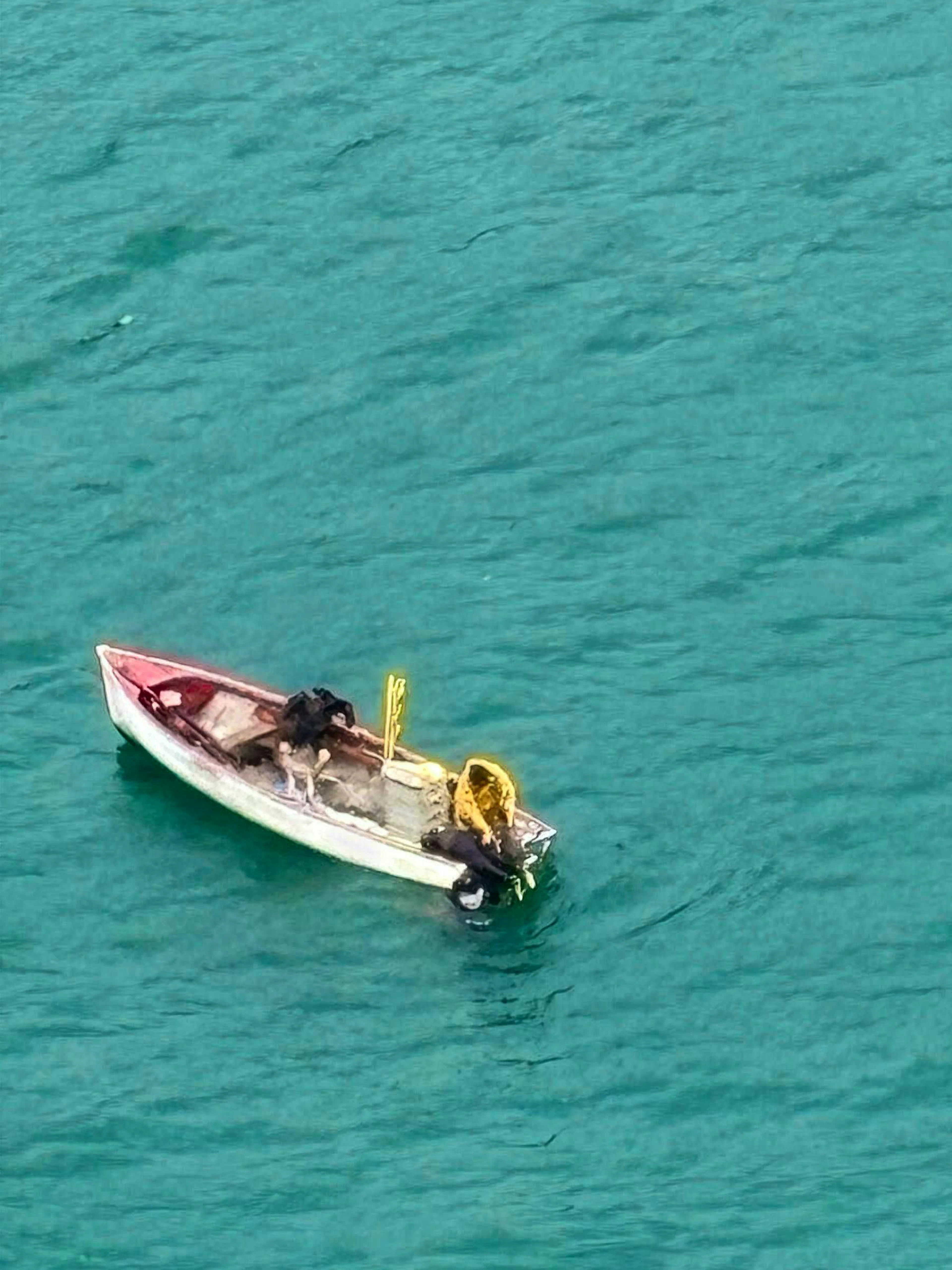 Un pêcheur professionnel guidé par des signes de la Rega recueille les naufragés à bord de son bateau.